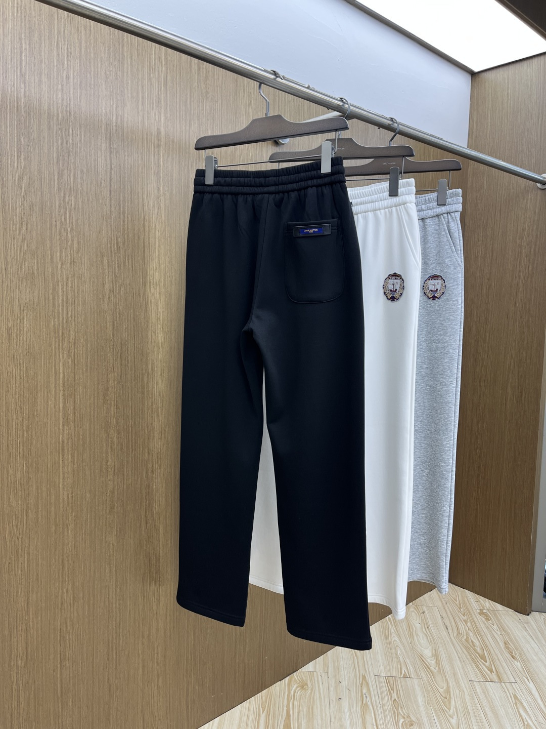 🌾 秋冬加绒款 LV 🔥🔥ss秋冬新款休闲裤加绒直筒 高端版本！定制面料 透气舒适度高，细节无可挑剔。品