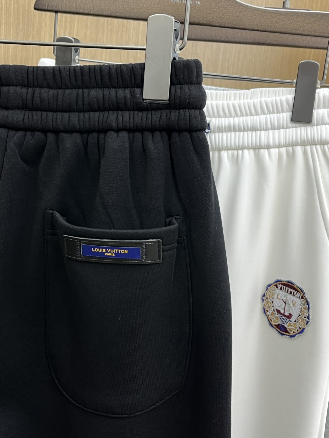 🌾 秋冬加绒款 LV 🔥🔥ss秋冬新款休闲裤加绒直筒 高端版本！定制面料 透气舒适度高，细节无可挑剔。品