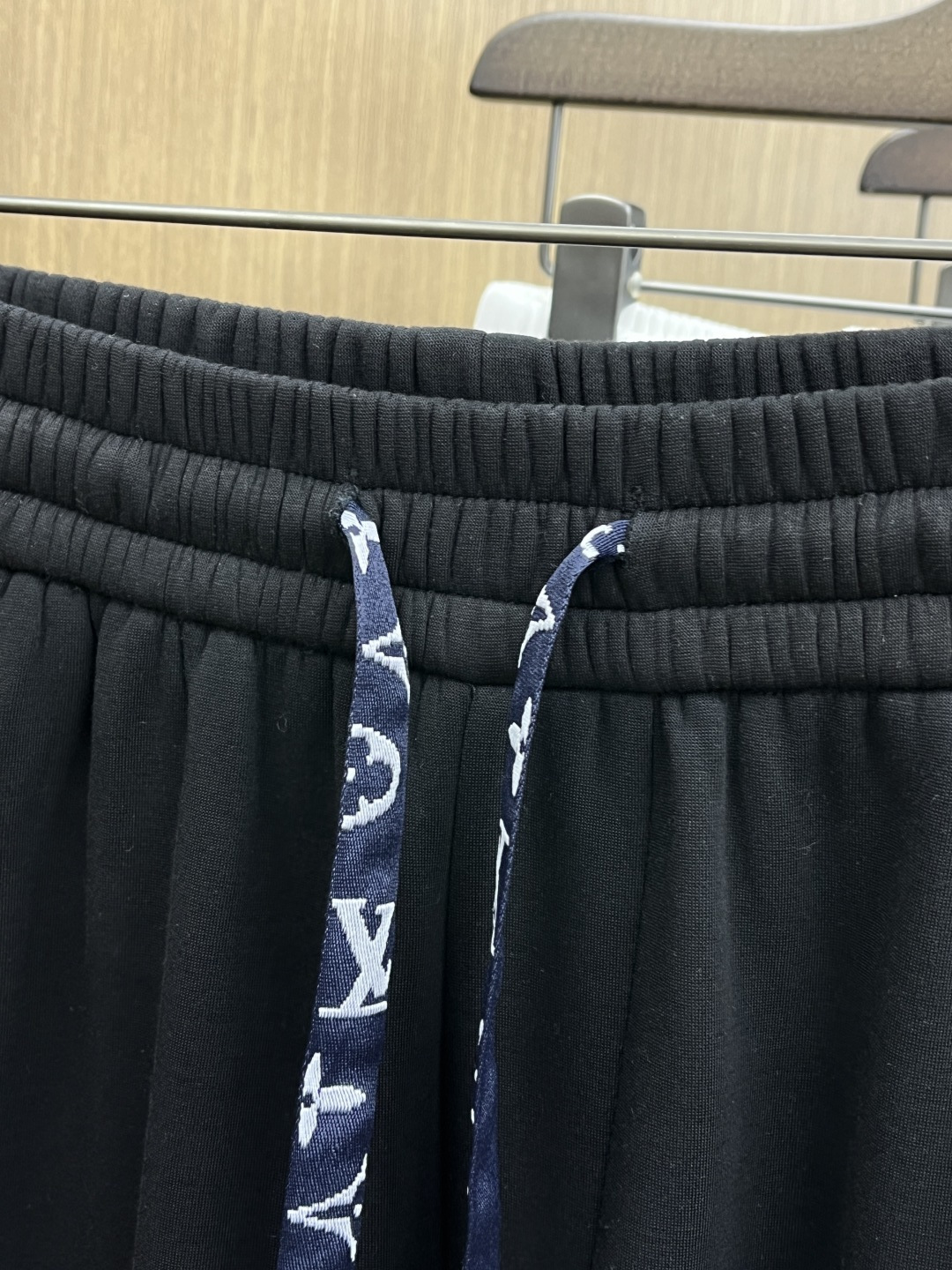 🌾 秋冬加绒款 LV 🔥🔥ss秋冬新款休闲裤加绒直筒 高端版本！定制面料 透气舒适度高，细节无可挑剔。品