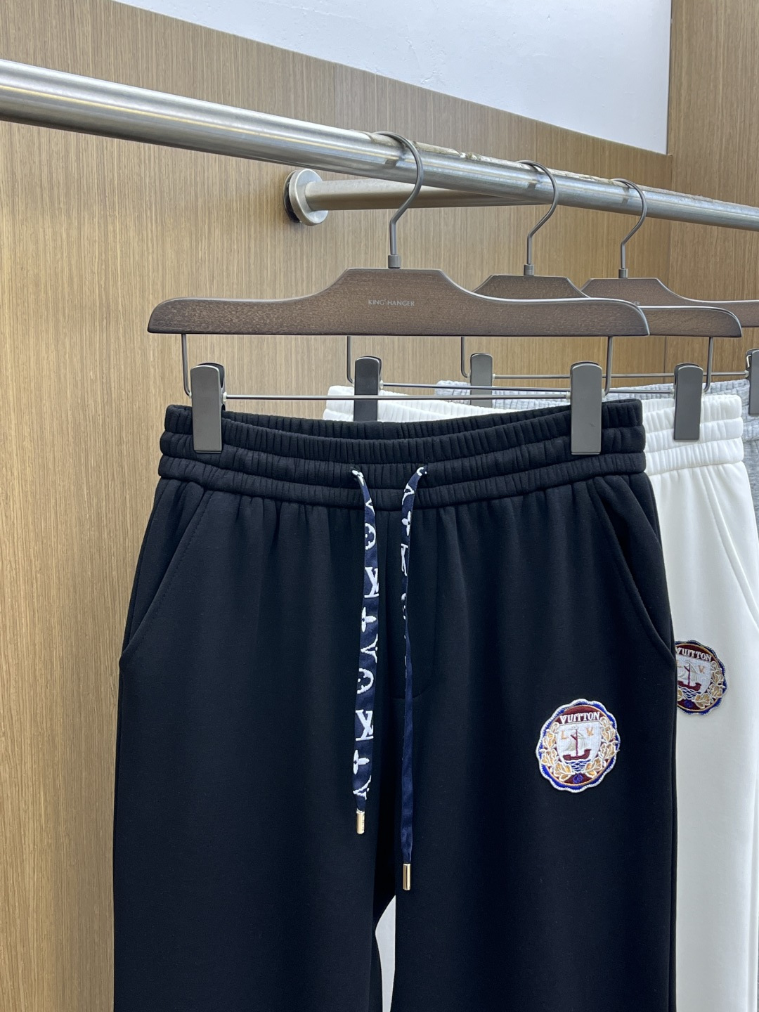 🌾 秋冬加绒款 LV 🔥🔥ss秋冬新款休闲裤加绒直筒 高端版本！定制面料 透气舒适度高，细节无可挑剔。品