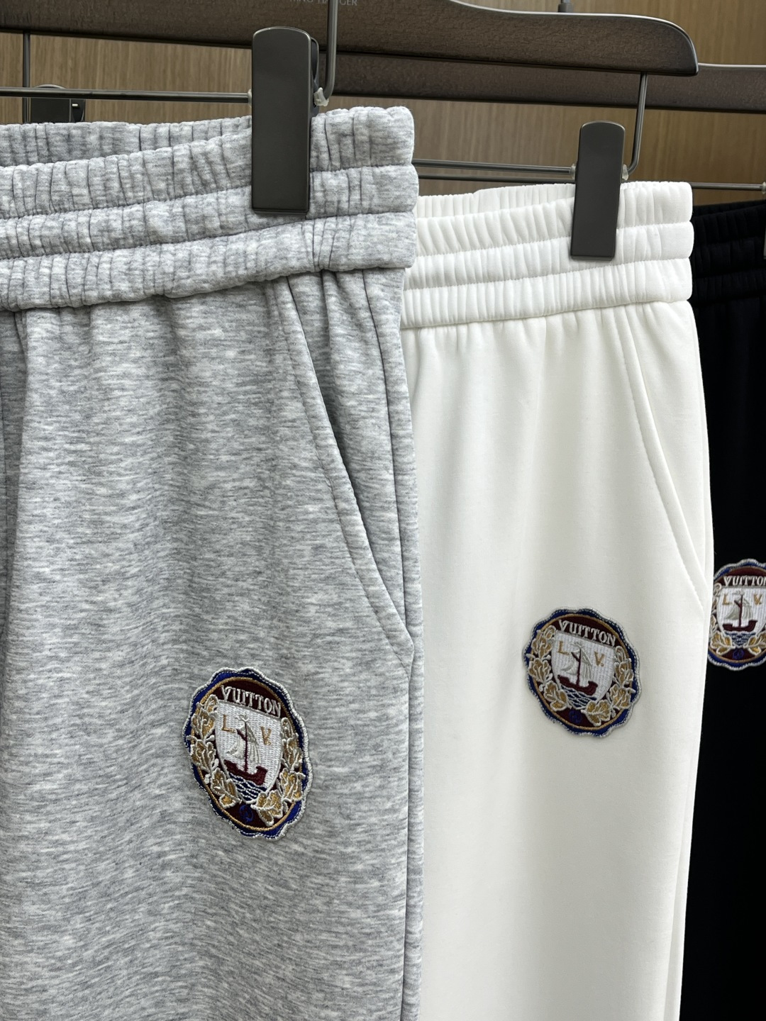 🌾 秋冬加绒款 LV 🔥🔥ss秋冬新款休闲裤加绒直筒 高端版本！定制面料 透气舒适度高，细节无可挑剔。品