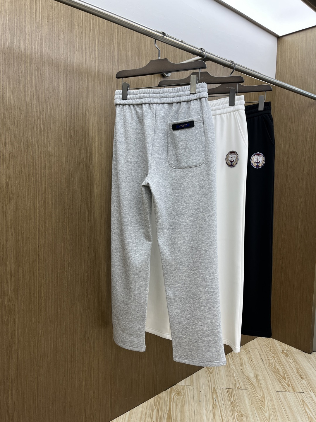 🌾 秋冬加绒款 LV 🔥🔥ss秋冬新款休闲裤加绒直筒 高端版本！定制面料 透气舒适度高，细节无可挑剔。品