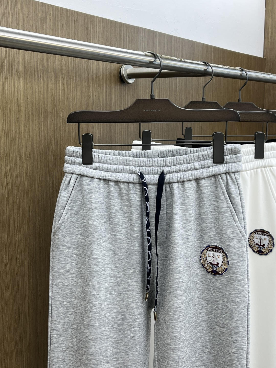 🌾 秋冬加绒款 LV 🔥🔥ss秋冬新款休闲裤加绒直筒 高端版本！定制面料 透气舒适度高，细节无可挑剔。品