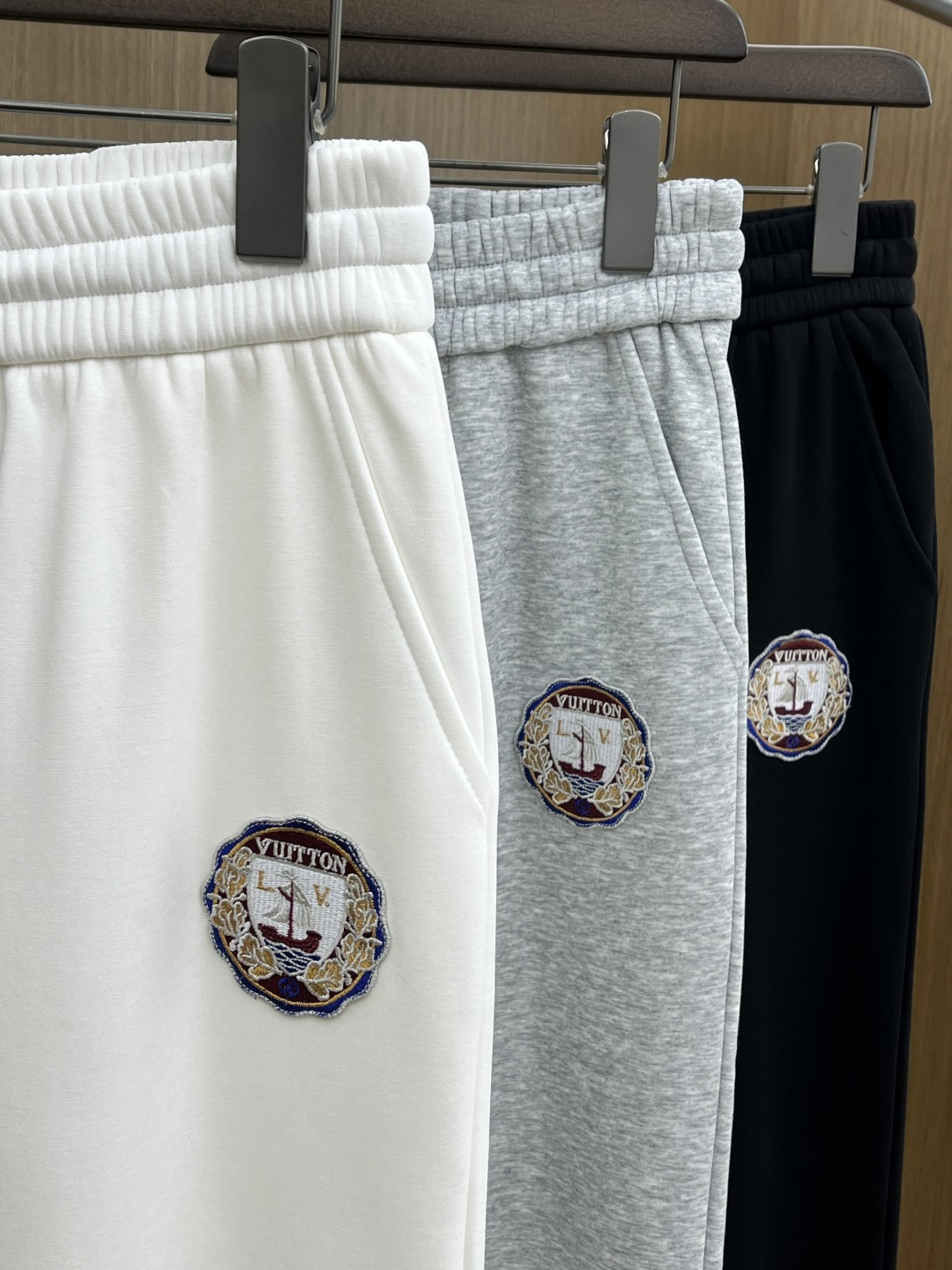 🌾 秋冬加绒款 LV 🔥🔥ss秋冬新款休闲裤加绒直筒 高端版本！定制面料 透气舒适度高，细节无可挑剔。品