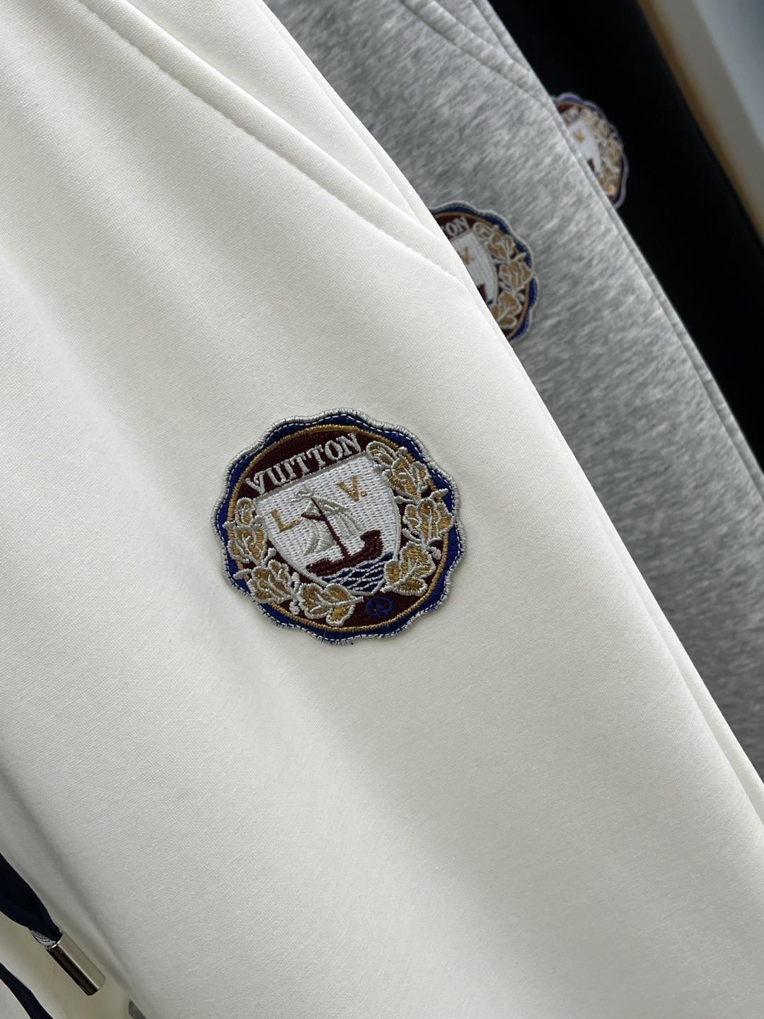 🌾 秋冬加绒款 LV 🔥🔥ss秋冬新款休闲裤加绒直筒 高端版本！定制面料 透气舒适度高，细节无可挑剔。品