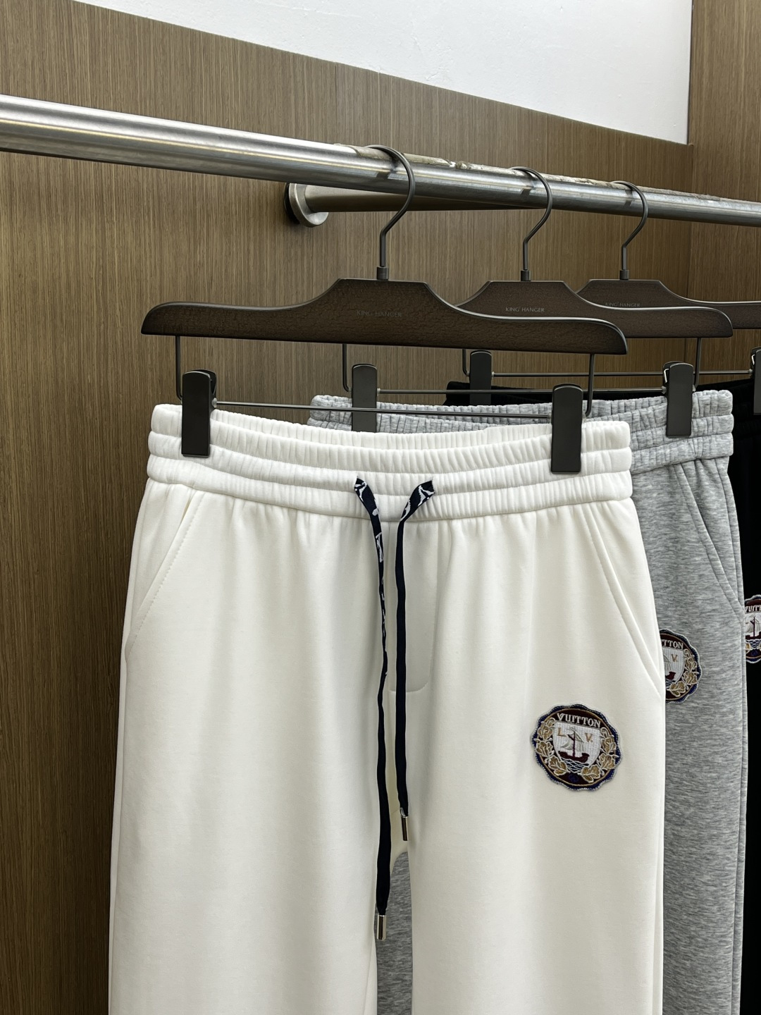 🌾 秋冬加绒款 LV 🔥🔥ss秋冬新款休闲裤加绒直筒 高端版本！定制面料 透气舒适度高，细节无可挑剔。品