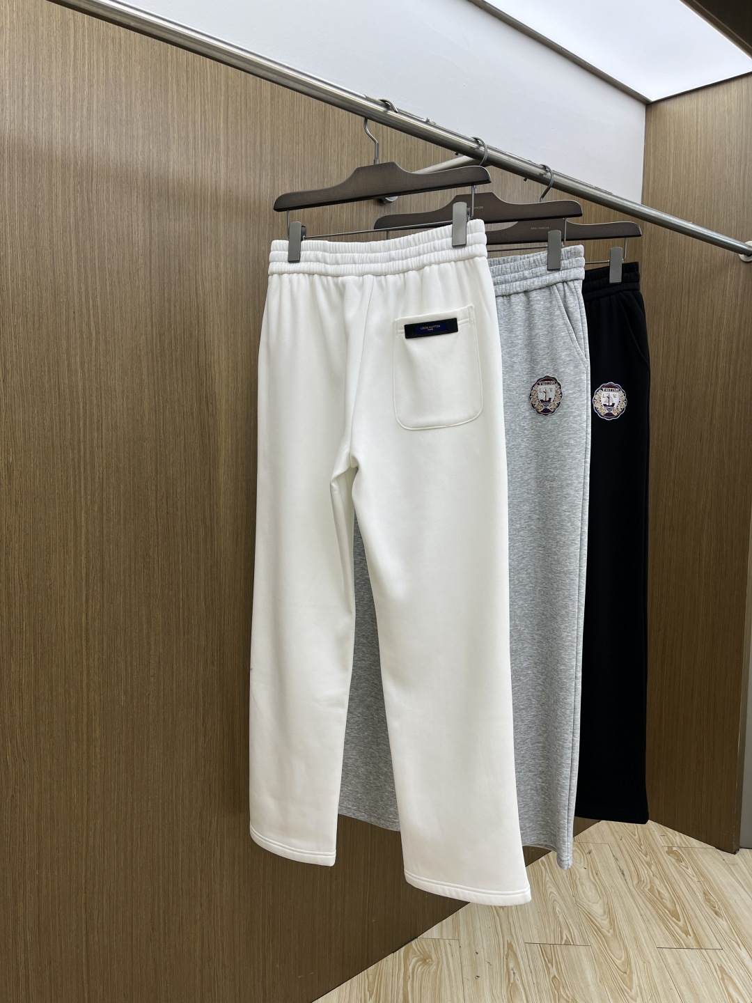 🌾 秋冬加绒款 LV 🔥🔥ss秋冬新款休闲裤加绒直筒 高端版本！定制面料 透气舒适度高，细节无可挑剔。品