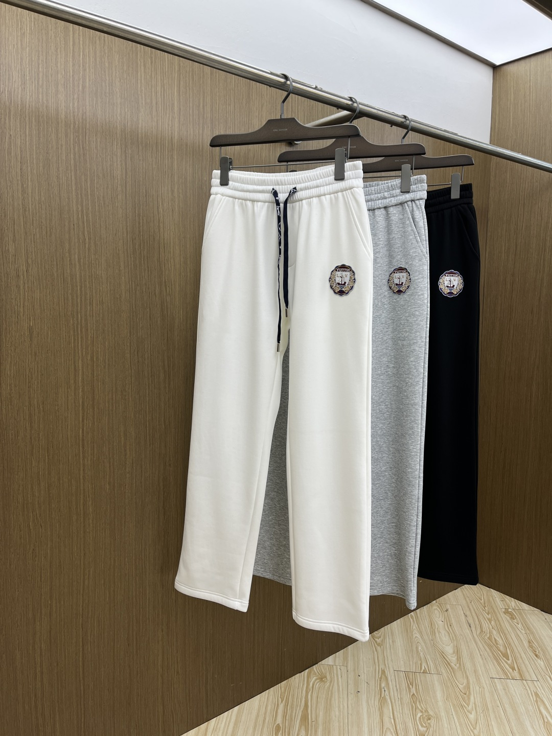 🌾 秋冬加绒款 LV 🔥🔥ss秋冬新款休闲裤加绒直筒 高端版本！定制面料 透气舒适度高，细节无可挑剔。品