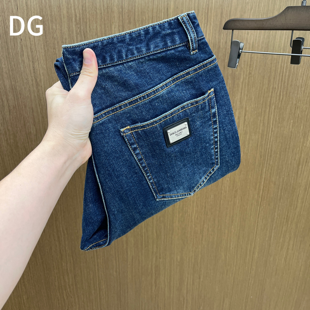 NO:654002,Autumn and winter DG's new autumn and winter casual jeans are on sale simultaneously on the official website. The trousers are designed with craftsmanship, imported customer-supplied accessories and fabrics are customized, and factory products are exempted from inspection!  Every detail is done to the extreme, original hardware accessories, full of fashion, stylish and handsome upper body, a must-have item for fashionistas!  Original fh12 product!  Code number 30-38 no 35.37,,jeans,alexander wang19860909秋冬 DG 秋冬新品休闲牛仔裤 官网同步发售,裤身工艺设计,进口客供辅料、面料定制,代工厂出品免检！每个细节做到极致,原版五金配件,潮范十足、上身有型帅气,潮人必备单品！ fh12原单出品！ 码数30-38无35.37,,jeans,alexander wang,Men's clothing