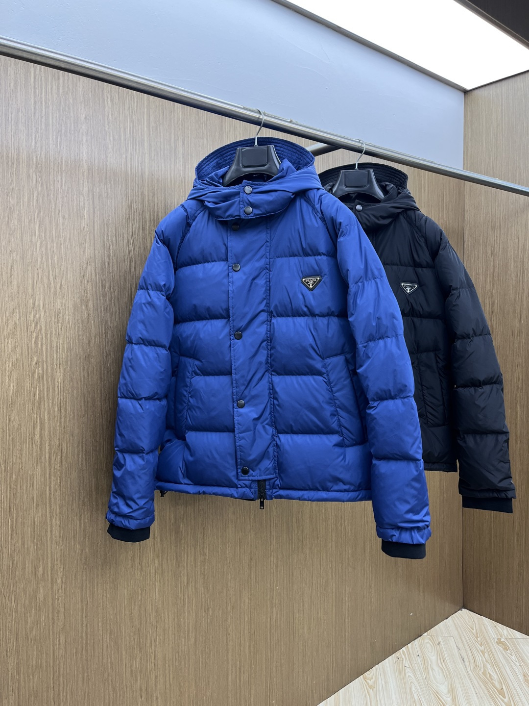 NO:651198,Autumn and winter down PD Autumn and winter new hooded down jacket. Original custom-made hardware accessories are all imported and original customization. Welcome to compare. Absolutely high quality. Use top 90 white goose down. Super soft. Full and fluffy. Super heavy lz fabric. Perfect workmanship. Note that the fabric is super comfortable. Exclusive model!  Size m-2Xl,,down jacket,hats,alexander wang19860909秋冬羽绒 PD 秋冬新款连帽羽绒服 原版订制五金配件全进口原版定制 欢迎对比 绝对的高品质 采用顶级90白鹅绒 超柔软 充羽量蓬松饱满 超级重lz面料做工杠杠的版型完美 注意面料超舒服 独家款！ 尺码m-2Xl,,down jacket,hats,alexander wang,Men's clothing