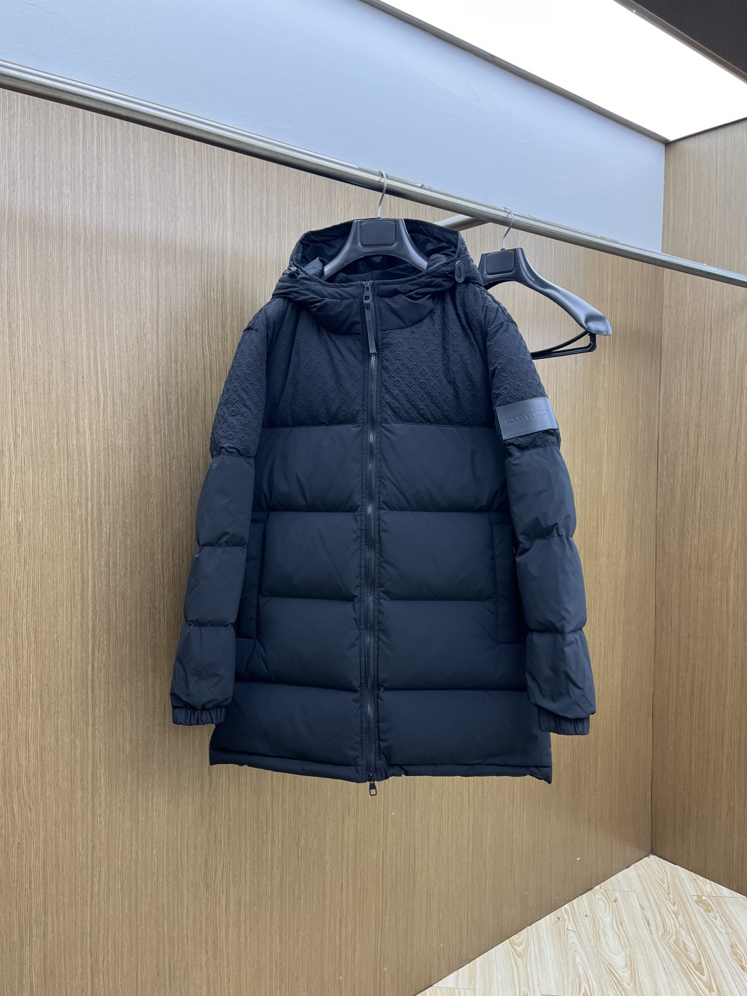 NO:651206,Autumn and winter down LV new autumn and winter hooded mid-length down jacket. Original custom-made hardware accessories are all imported and original customization. Welcome to compare. Absolutely high quality. Use top 90 white goose down. Super soft, full and fluffy. Super heavy lz fabric with perfect workmanship. Note that the fabric is super comfortable. Exclusive model!  Size m-2Xl,,louis vuitton,down jacket,hats,alexander wang19860909秋冬羽绒 LV 秋冬新款连帽中长款羽绒服 原版订制五金配件全进口原版定制 欢迎对比 绝对的高品质 采用顶级90白鹅绒 超柔软 充羽量蓬松饱满 超级重lz面料做工杠杠的版型完美 注意面料超舒服 独家款！ 尺码m-2Xl,,louis vuitton,down jacket,hats,alexander wang,Men's clothing