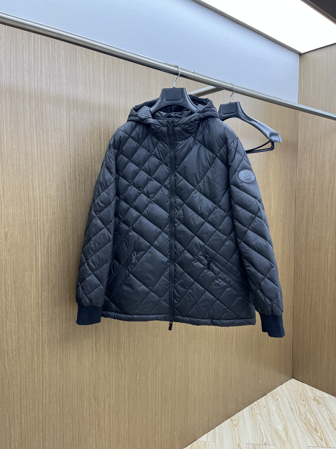 NO:651214,Autumn and winter down BBR Autumn and winter new hooded down jacket Original customized hardware accessories are all imported and original customized Welcome to compare Absolutely high quality Use top 90 white goose down Super soft Filled with fluffy and full feathers Super heavy lz fabric with perfect workmanship Note that the fabric is super comfortable Exclusive model!  Size m-2Xl,,down jacket,hats,alexander wang19860909秋冬羽绒 BBR 秋冬新款连帽羽绒服 原版订制五金配件全进口原版定制 欢迎对比 绝对的高品质 采用顶级90白鹅绒 超柔软 充羽量蓬松饱满 超级重lz面料做工杠杠的版型完美 注意面料超舒服 独家款！ 尺码m-2Xl,,down jacket,hats,alexander wang,Men's clothing