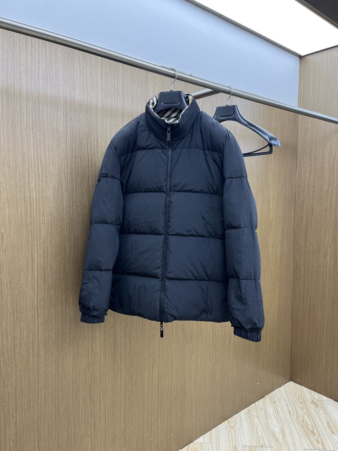 NO:651221,Autumn and winter down BBR Autumn and winter new stand-up collar double-sided down jacket. Original custom-made hardware accessories are all imported and original customization. Welcome to compare. Absolutely high quality. Made of top 90 white goose down. Super soft. Full and fluffy. Super heavy lz fabric. Perfect workmanship. Note that the fabric is super comfortable. Exclusive model!  Size m-2Xl,,down jacket,alexander wang19860909秋冬羽绒 BBR 秋冬新款立领双面穿羽绒服 原版订制五金配件全进口原版定制 欢迎对比 绝对的高品质 采用顶级90白鹅绒 超柔软 充羽量蓬松饱满 超级重lz面料做工杠杠的版型完美 注意面料超舒服 独家款！ 尺码m-2Xl,,down jacket,alexander wang,Men's clothing