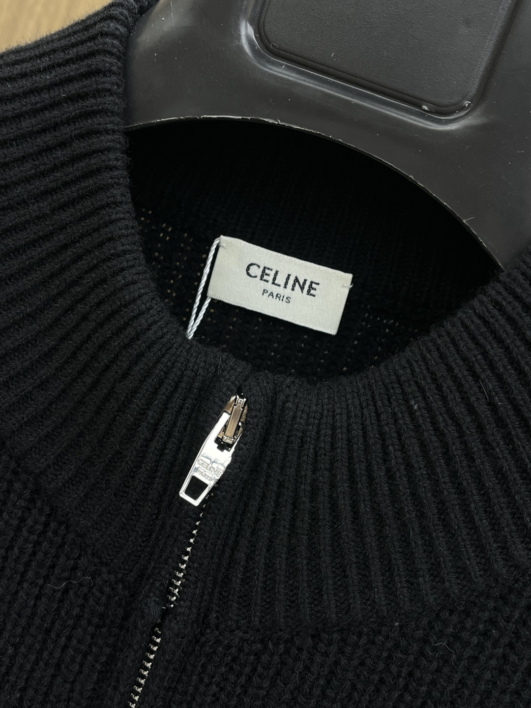 CELINE赛琳黑针织，拉链开衫藏住的法式简约黑调坑条针织，CELINE徽标是低调的精致法式松弛感，一件