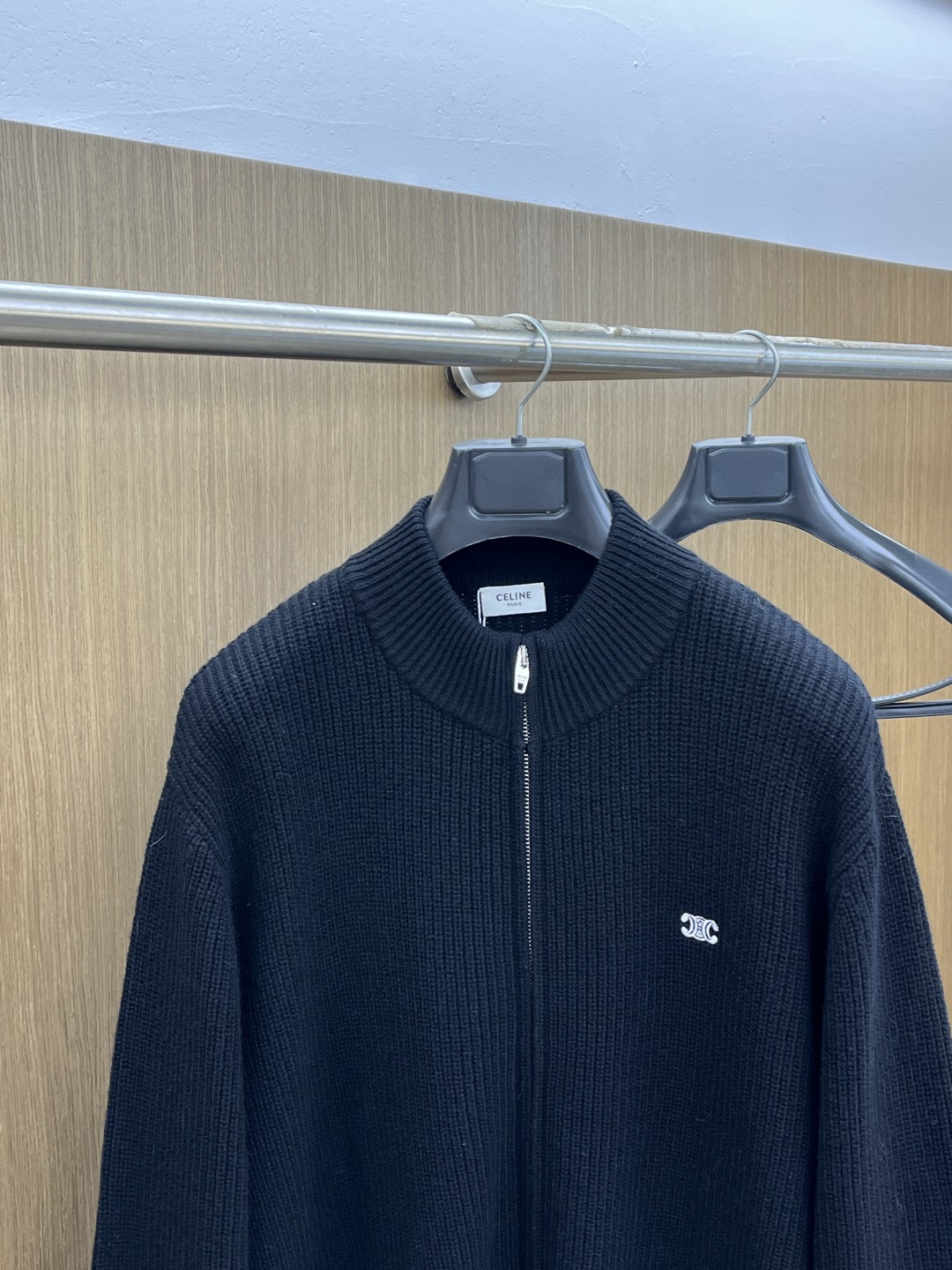 CELINE赛琳黑针织，拉链开衫藏住的法式简约黑调坑条针织，CELINE徽标是低调的精致法式松弛感，一件