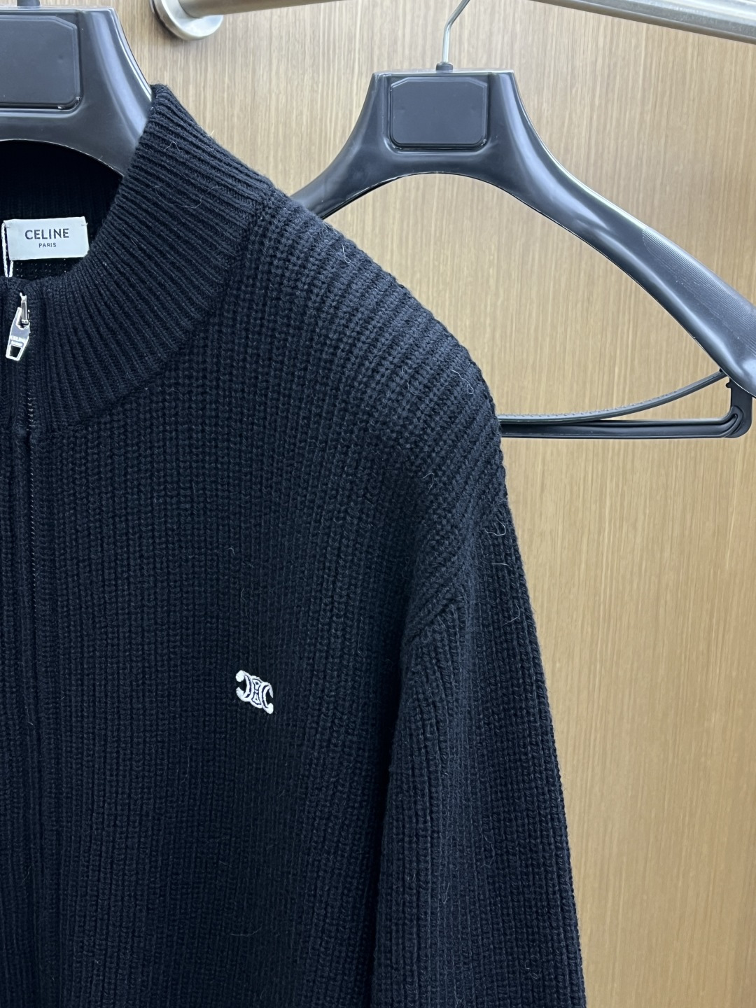 CELINE赛琳黑针织，拉链开衫藏住的法式简约黑调坑条针织，CELINE徽标是低调的精致法式松弛感，一件