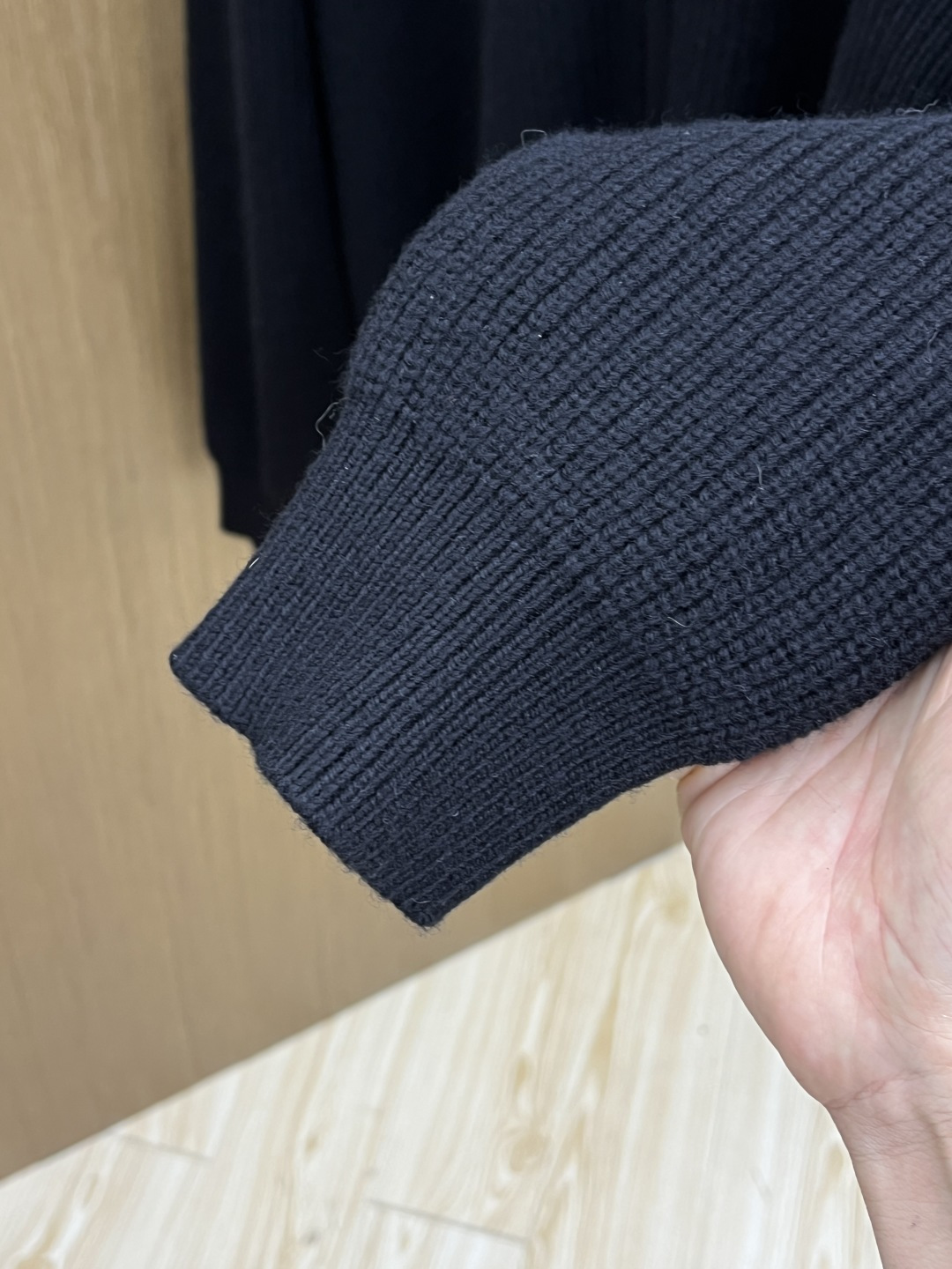 CELINE赛琳黑针织，拉链开衫藏住的法式简约黑调坑条针织，CELINE徽标是低调的精致法式松弛感，一件