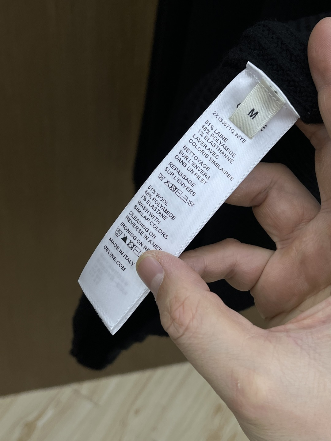 CELINE赛琳黑针织，拉链开衫藏住的法式简约黑调坑条针织，CELINE徽标是低调的精致法式松弛感，一件