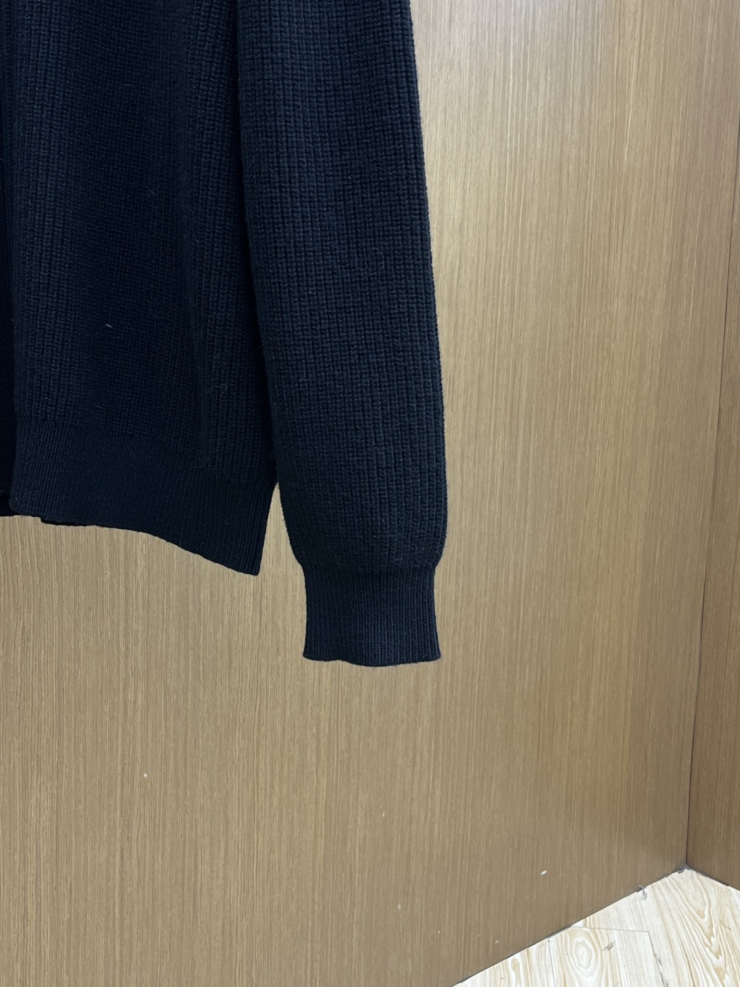 CELINE赛琳黑针织，拉链开衫藏住的法式简约黑调坑条针织，CELINE徽标是低调的精致法式松弛感，一件