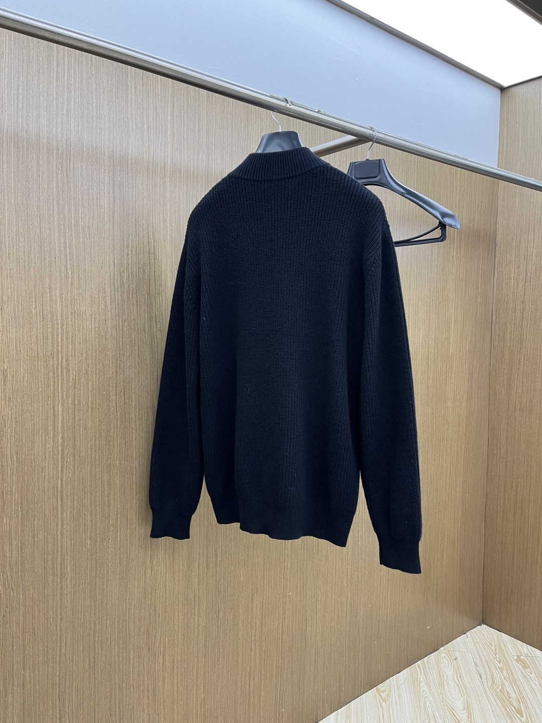 CELINE赛琳黑针织，拉链开衫藏住的法式简约黑调坑条针织，CELINE徽标是低调的精致法式松弛感，一件