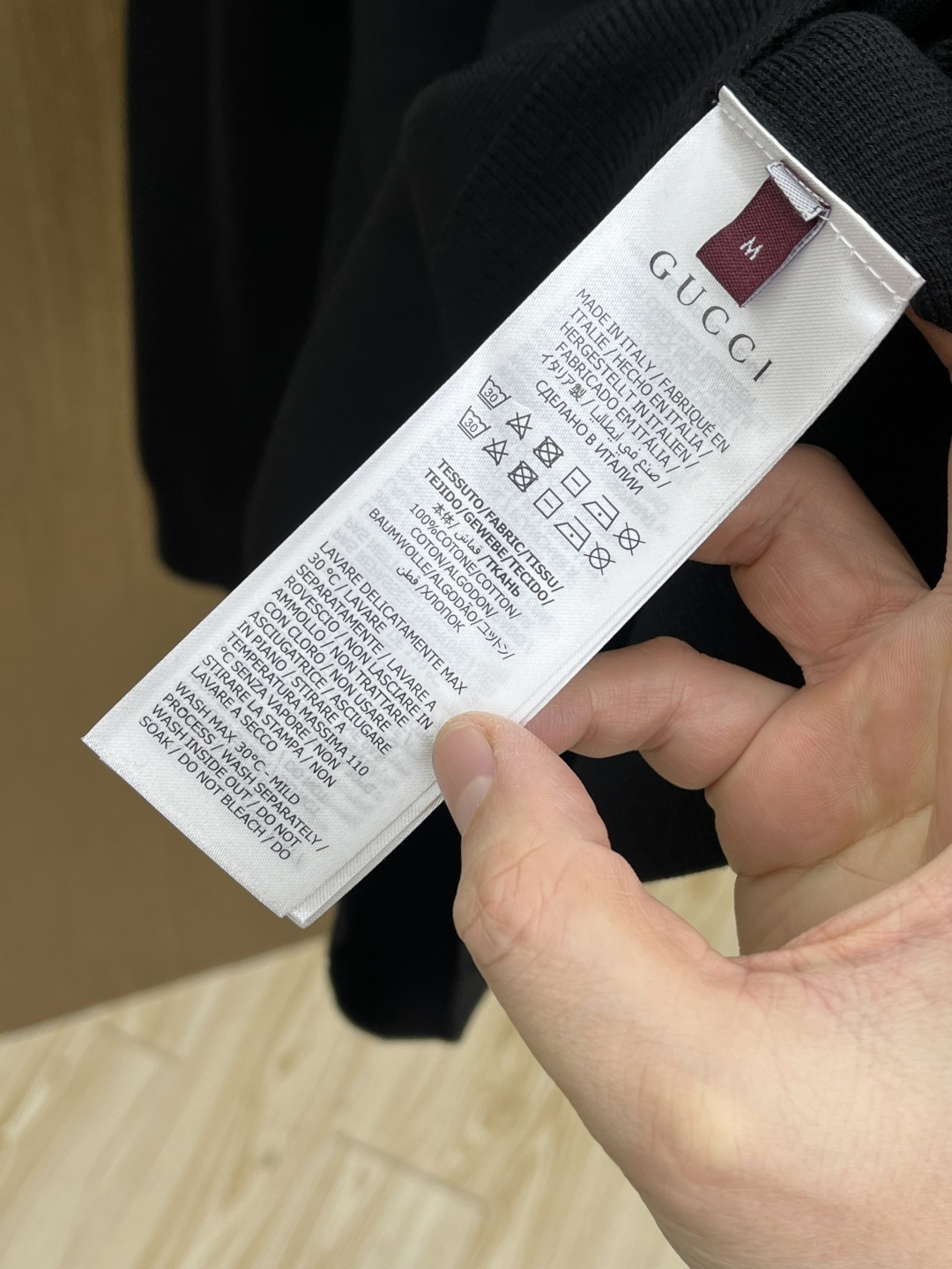 GUCCI新款黑调针织，Gucci标识藏住的格调 极简黑衫，颈间Gucci是点睛之笔，经典黑遇上Gucc