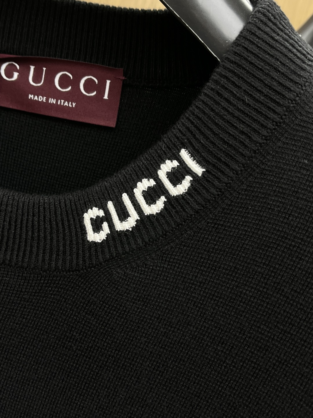 GUCCI新款黑调针织，Gucci标识藏住的格调 极简黑衫，颈间Gucci是点睛之笔，经典黑遇上Gucc