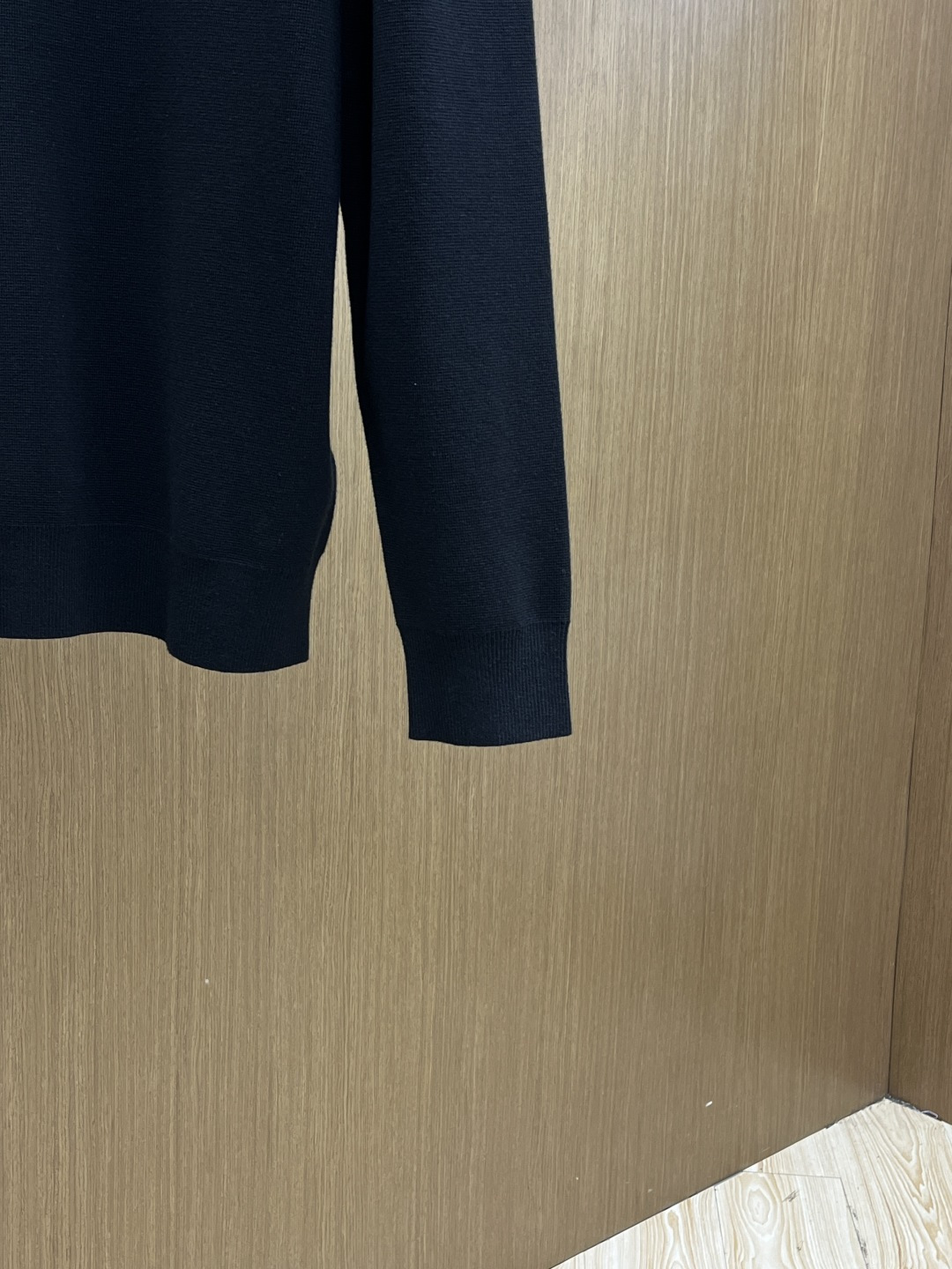 GUCCI新款黑调针织，Gucci标识藏住的格调 极简黑衫，颈间Gucci是点睛之笔，经典黑遇上Gucc