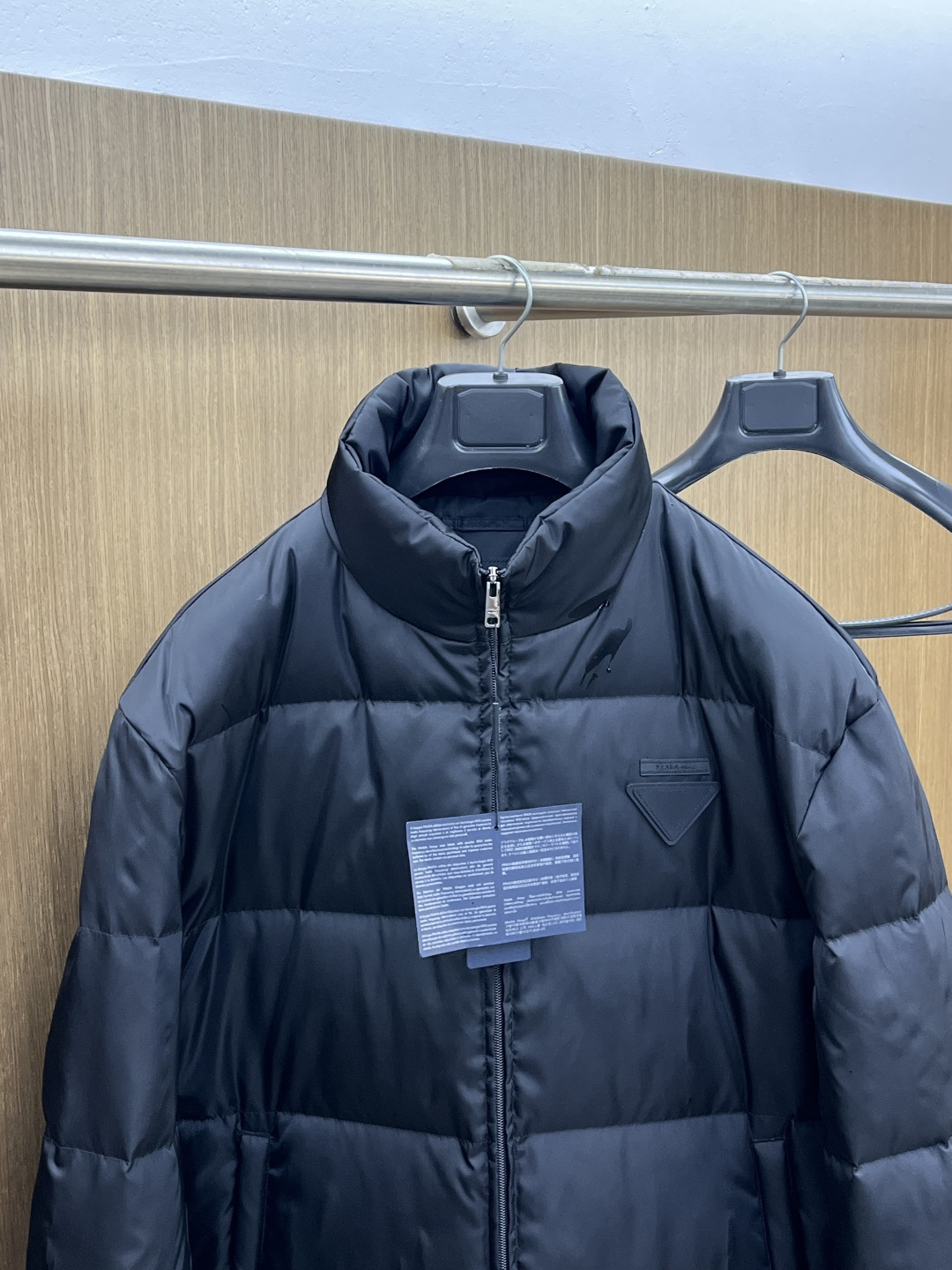 秋冬羽绒 牛货！重磅推荐！P家原单男士，尼龙三角标翻袋拉链立领拼接羽绒，25年最新款，精品系列，同步发售