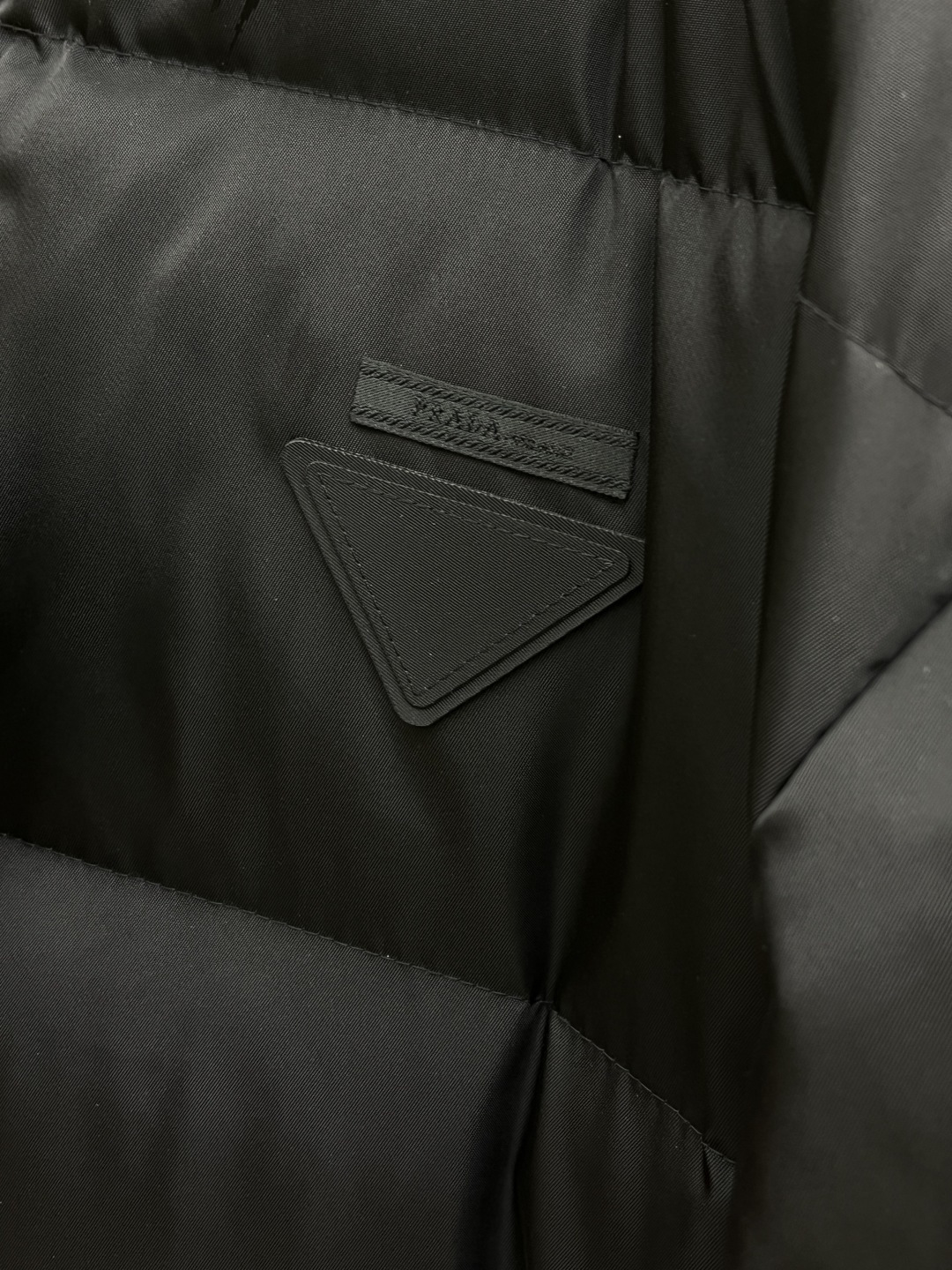 秋冬羽绒 牛货！重磅推荐！P家原单男士，尼龙三角标翻袋拉链立领拼接羽绒，25年最新款，精品系列，同步发售