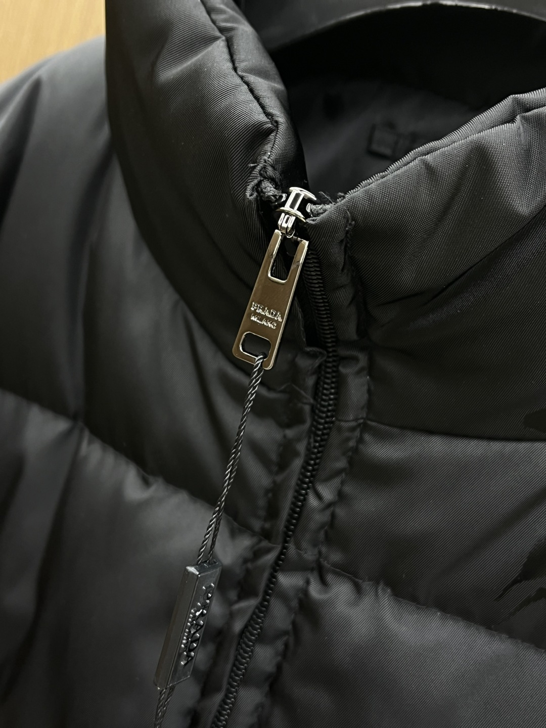 秋冬羽绒 牛货！重磅推荐！P家原单男士，尼龙三角标翻袋拉链立领拼接羽绒，25年最新款，精品系列，同步发售