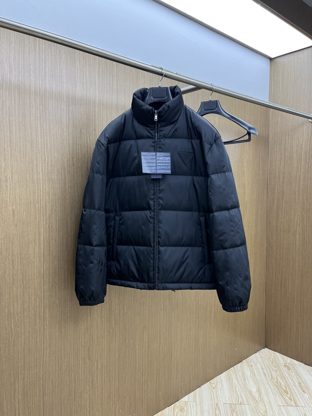 NO:654041,Autumn and winter down is awesome!  Highly recommended!  P's original men's item, nylon triangle logo flip pocket, zipper stand collar, spliced ​​down, latest model in 25 years, boutique series, released simultaneously, solid pragmatism, super versatile and easy to wear, very high appearance rate, large appearance without any unnecessary decoration, low-key and unassuming, especially suitable for low-key and elegant men, filled with 90 white goose down, lofty and comfortable to the extreme, you can do any large movements at will, super flexible, the best choice of the year!  The 'triangle logo' is still inlaid on the chest, and the exterior is made of original Prada fabric, which is soft and not easy to wrinkle, and feels excellent. Every detail of the craftsmanship is so perfect, so high-end, and the cold-proof performance is beyond doubt!  The hooded design can be freely detached, making it look stylish and slimmer!  Black Size: M-2XL wt,,prada,down jacket,hats,alexander wang19860909秋冬羽绒 牛货！重磅推荐！P家原单男士,尼龙三角标翻袋拉链立领拼接羽绒,25年最新款,精品系列,同步发售, 妥妥的实用主义,超级百搭好穿,出镜率相当高,外观大身没有任何多余的装饰,低调而不张扬,特别适合低调有品的男士,填充的是90白鹅绒,篷松舒适到极致,任何大幅度的动作随便做,超级灵活,年度最佳选择！胸前依旧“三角标”镶嵌,外部采用普拉达原版面料,柔软不易起皱,手感极好,每一处的细节工艺都是如此的完美,如此高级感十足,御寒性能更是毋庸置疑！连帽的设计可自由拆卸,大气时尚显瘦更干练！黑色 码数:M-2XL wt,,prada,down jacket,hats,alexander wang,Men's clothing