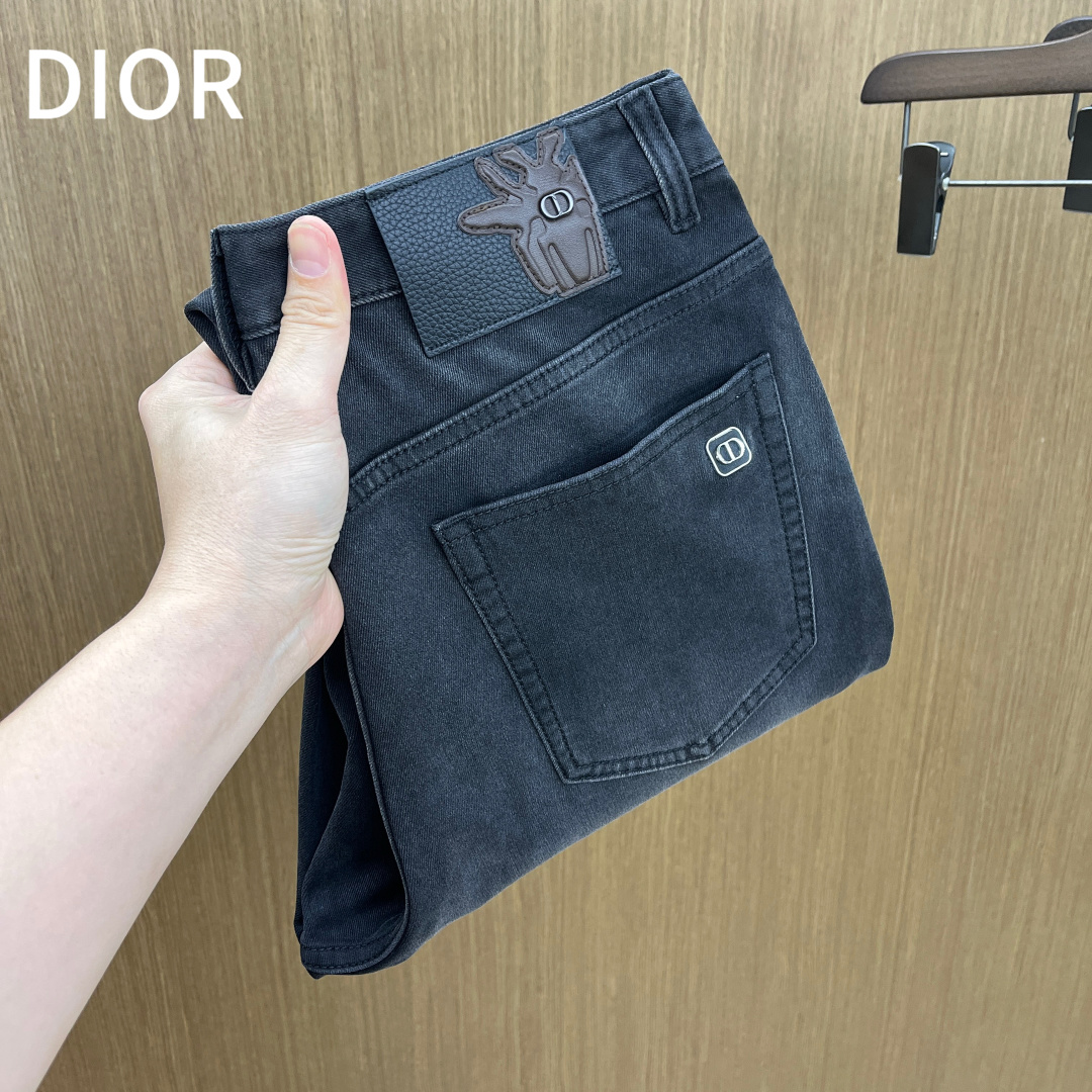 NO:660766,Autumn and winter CD new autumn and winter casual jeans are on sale simultaneously on the official website, with trousers body craftsmanship design, imported customer-supplied accessories and fabric customization, and factory-produced products are free of inspection!  Every detail is done to the extreme, original hardware accessories, full of fashion, stylish and handsome upper body, a must-have item for fashionistas!  Original fh12 product!  Code number 30-38 no 35.37,,jeans, 19860909秋冬 CD 秋冬新品休闲牛仔裤 官网同步发售,裤身工艺设计,进口客供辅料、面料定制,代工厂出品免检！每个细节做到极致,原版五金配件,潮范十足、上身有型帅气,潮人必备单品！ fh12原单出品！ 码数30-38无35.37,,jeans, ,Men's clothing