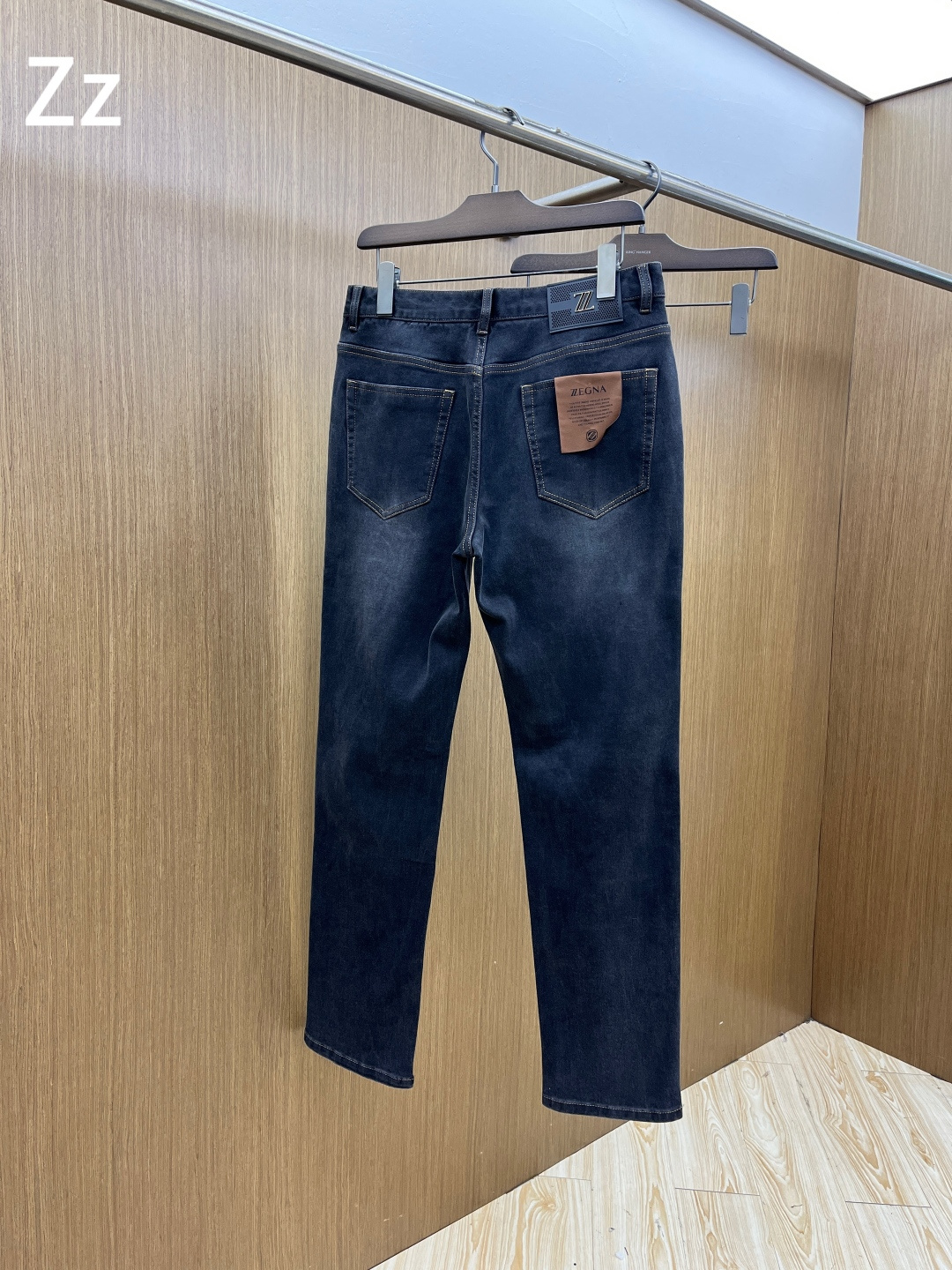 秋冬 ZZ 🔥🔥秋冬新品休闲牛仔裤 官网同步发售，裤身工艺设计，进口客供辅料、面料定制，代工厂出品免检！