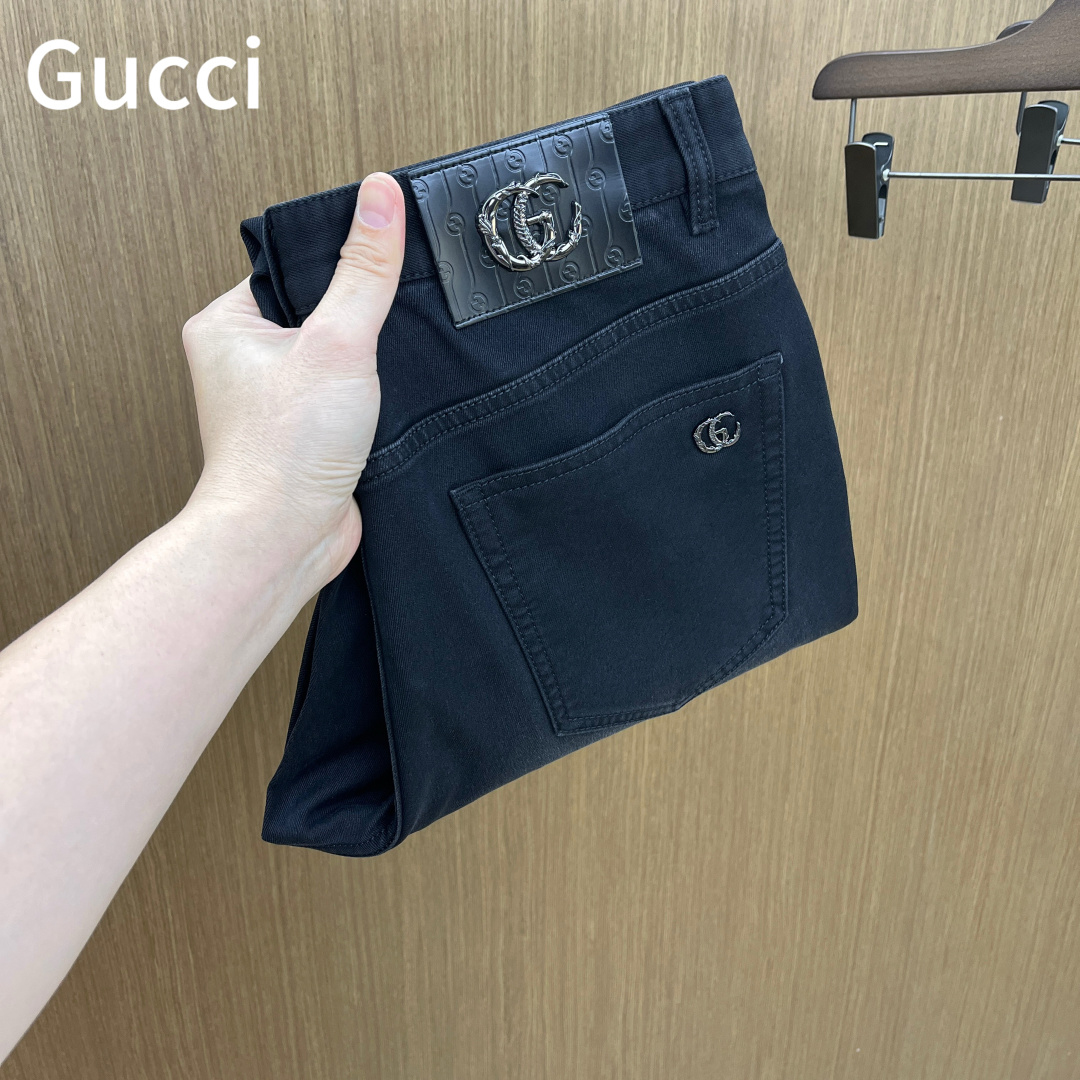 NO:660781,Autumn and winter Guc's new casual jeans for autumn and winter are on sale simultaneously on the official website. The trousers are designed with body craftsmanship, imported customer-supplied accessories and fabrics are customized, and factory products are exempted from inspection!  Every detail is done to the extreme, original hardware accessories, full of fashion, stylish and handsome upper body, a must-have item for fashionistas!  Original fh12 product!  Code number 30-38 no 35.37,,gucci,jeans, 19860909秋冬 Guc 秋冬新品休闲牛仔裤 官网同步发售,裤身工艺设计,进口客供辅料、面料定制,代工厂出品免检！每个细节做到极致,原版五金配件,潮范十足、上身有型帅气,潮人必备单品！ fh12原单出品！ 码数30-38无35.37,,gucci,jeans, ,Men's clothing