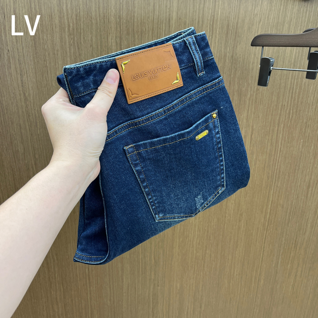 NO:660735,Autumn and winter LV new autumn and winter casual jeans are on sale simultaneously on the official website, with trousers body craftsmanship design, imported customer-supplied accessories and fabric customization, and factory-produced products exempted from inspection!  Every detail is done to the extreme, original hardware accessories, full of fashion, stylish and handsome upper body, a must-have item for fashionistas!  Original fh12 product!  Code number 30-38 no 35.37,,louis vuitton,jeans, 19860909秋冬 LV 秋冬新品休闲牛仔裤 官网同步发售,裤身工艺设计,进口客供辅料、面料定制,代工厂出品免检！每个细节做到极致,原版五金配件,潮范十足、上身有型帅气,潮人必备单品！ fh12原单出品！ 码数30-38无35.37,,louis vuitton,jeans, ,Men's clothing