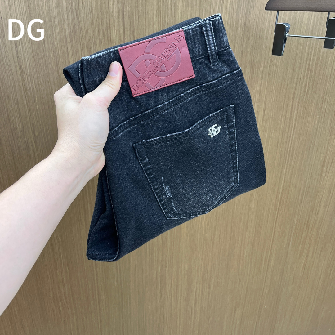 NO:660743,Autumn and winter DG's new autumn and winter casual jeans are on sale simultaneously on the official website. The trousers are designed with craftsmanship, imported customer-supplied accessories and fabrics are customized, and factory products are exempted from inspection!  Every detail is done to the extreme, original hardware accessories, full of fashion, stylish and handsome upper body, a must-have item for fashionistas!  Original fh12 product!  Code number 30-38 no 35.37,,jeans, 19860909秋冬 DG 秋冬新品休闲牛仔裤 官网同步发售,裤身工艺设计,进口客供辅料、面料定制,代工厂出品免检！每个细节做到极致,原版五金配件,潮范十足、上身有型帅气,潮人必备单品！ fh12原单出品！ 码数30-38无35.37,,jeans, ,Men's clothing