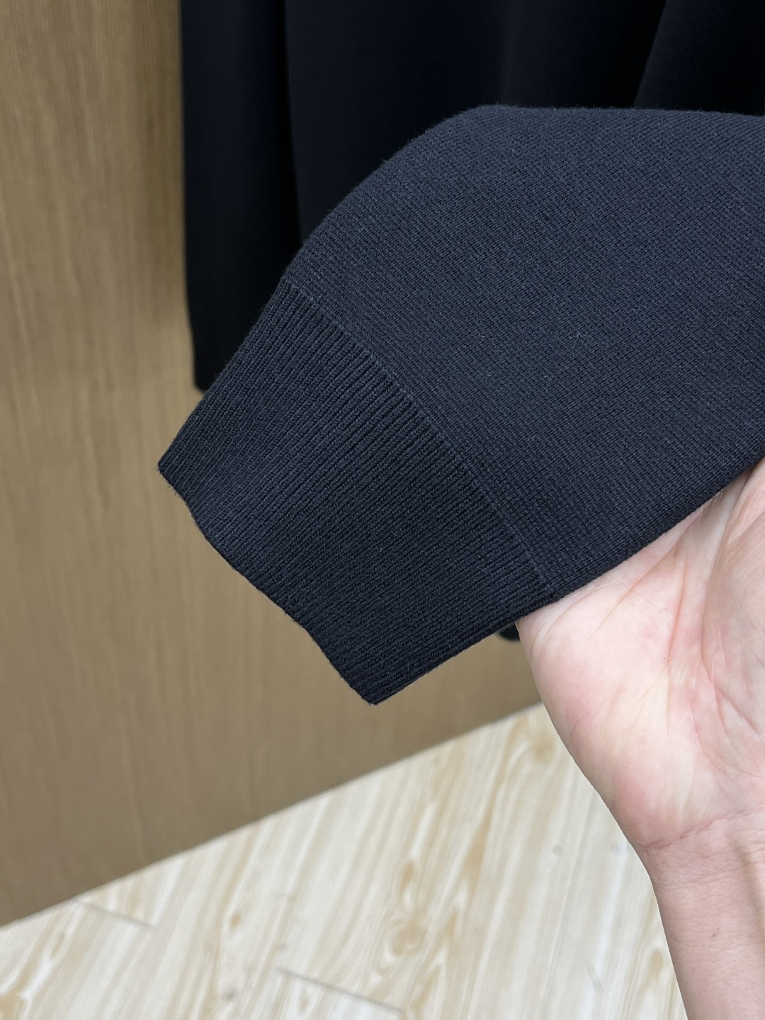 CELINE这件黑色针织毛衣经典的黑白配色搭配胸前的凯旋门logo，简约又不失精致感。软糯的针织面料贴身