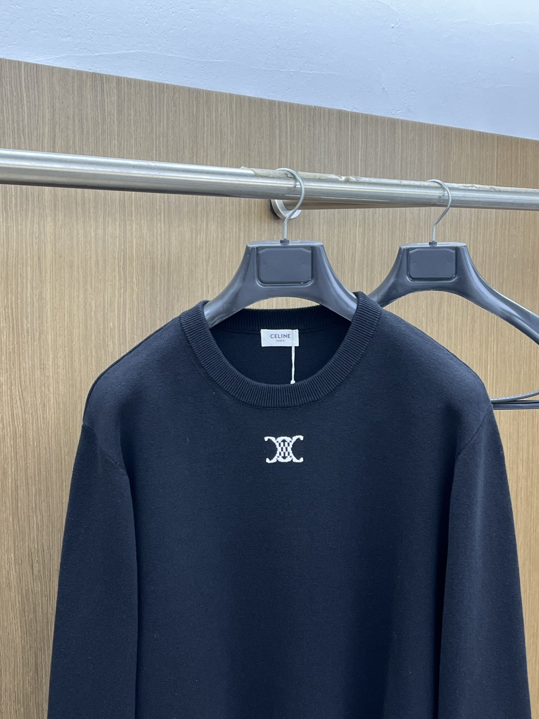 CELINE这件黑色针织毛衣经典的黑白配色搭配胸前的凯旋门logo，简约又不失精致感。软糯的针织面料贴身