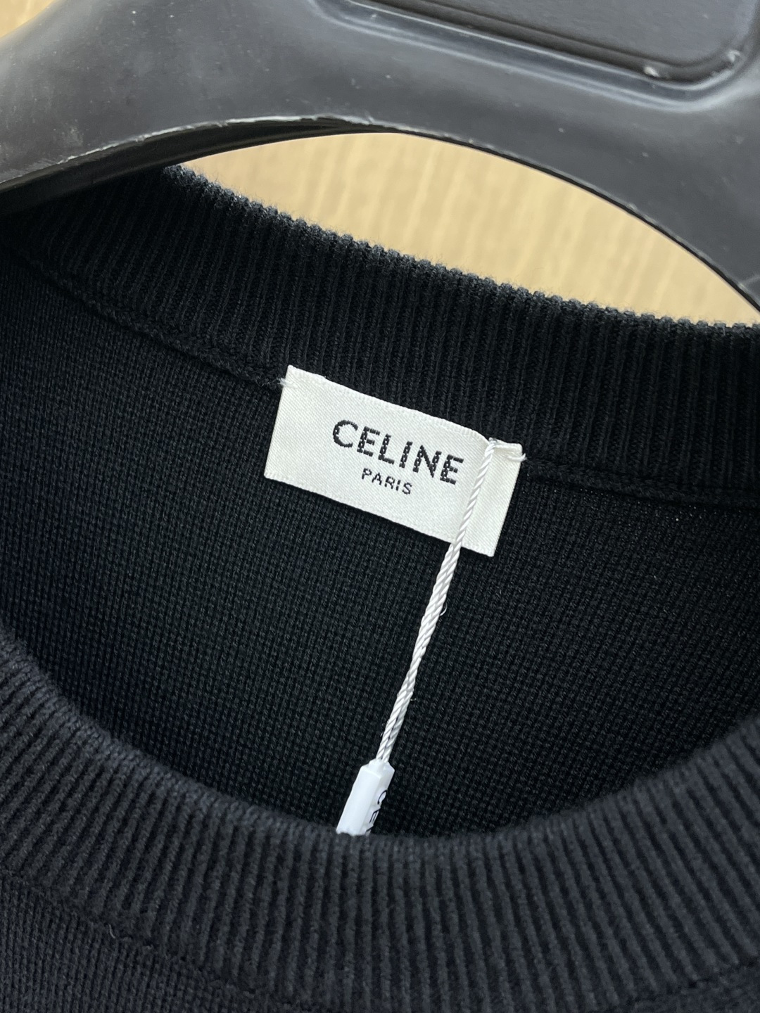 CELINE这件黑色针织毛衣经典的黑白配色搭配胸前的凯旋门logo，简约又不失精致感。软糯的针织面料贴身