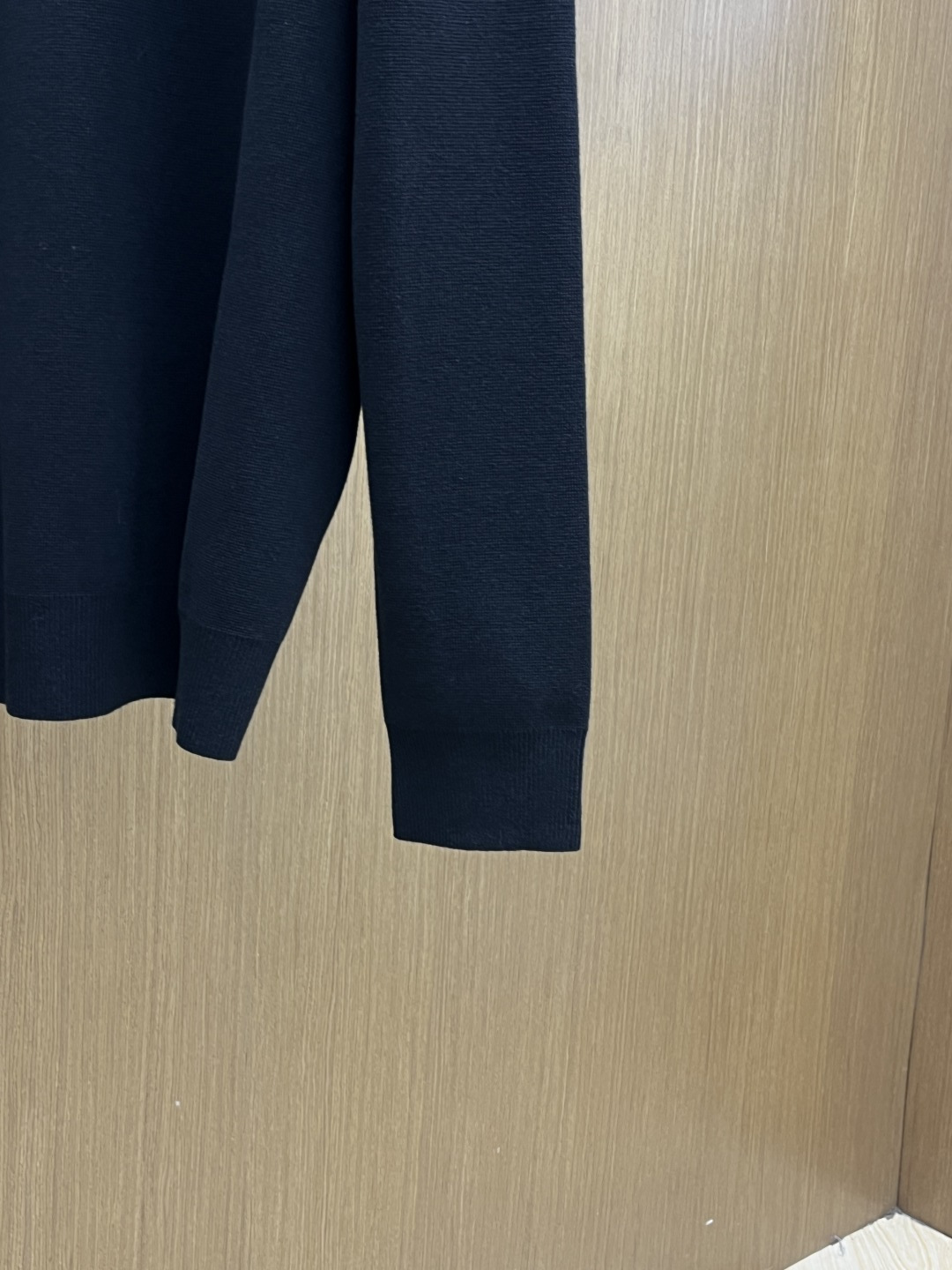 CELINE这件黑色针织毛衣经典的黑白配色搭配胸前的凯旋门logo，简约又不失精致感。软糯的针织面料贴身