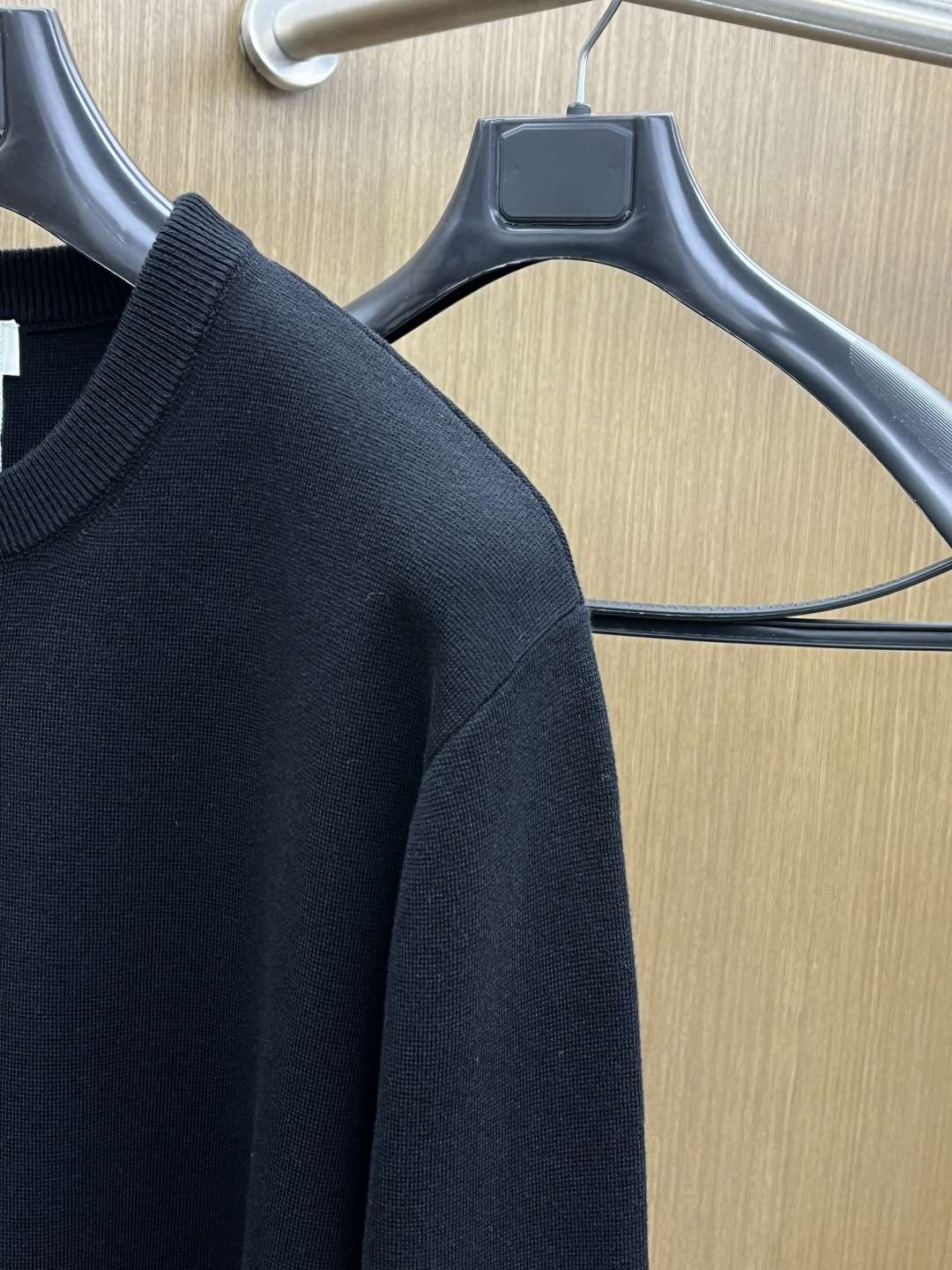 CELINE这件黑色针织毛衣经典的黑白配色搭配胸前的凯旋门logo，简约又不失精致感。软糯的针织面料贴身