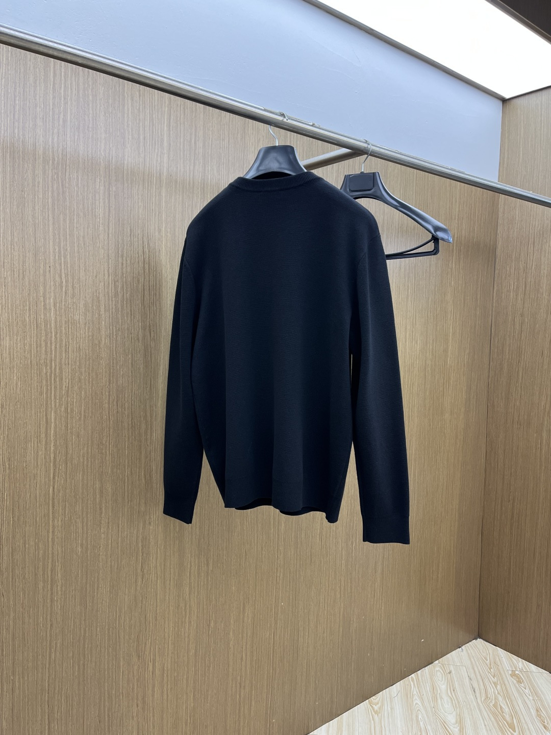 CELINE这件黑色针织毛衣经典的黑白配色搭配胸前的凯旋门logo，简约又不失精致感。软糯的针织面料贴身