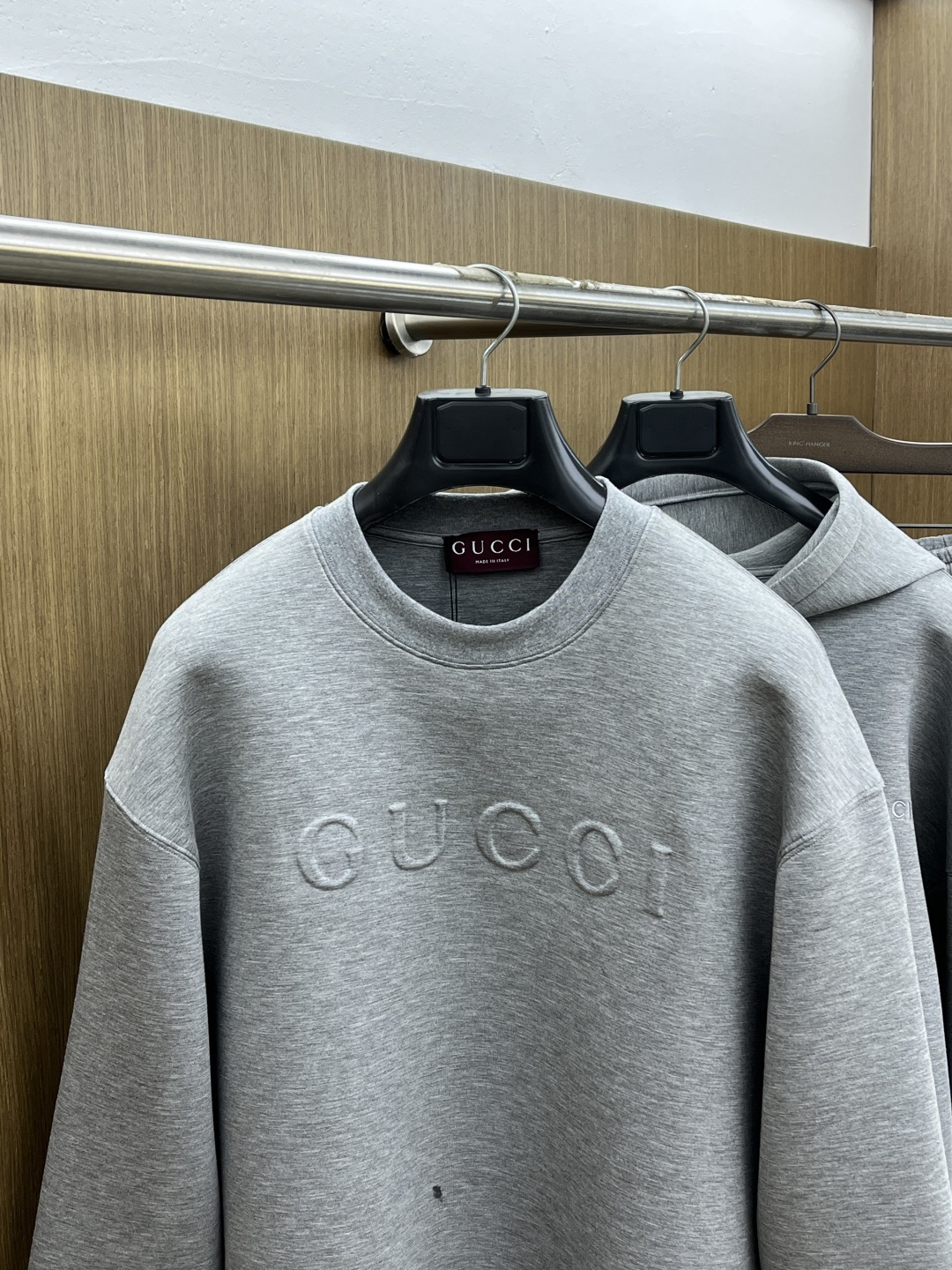 GUCCI灰色调的松弛感，被GUCCI的压纹logo拉满质感，慵懒又显贵的本命卫衣✨GUCCI压纹卫衣｜