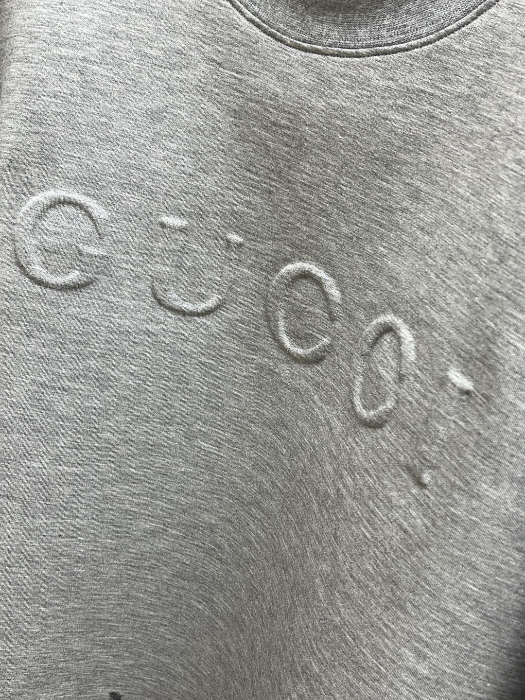 GUCCI灰色调的松弛感，被GUCCI的压纹logo拉满质感，慵懒又显贵的本命卫衣✨GUCCI压纹卫衣｜