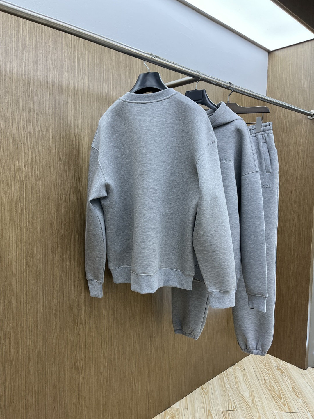 GUCCI灰色调的松弛感，被GUCCI的压纹logo拉满质感，慵懒又显贵的本命卫衣✨GUCCI压纹卫衣｜