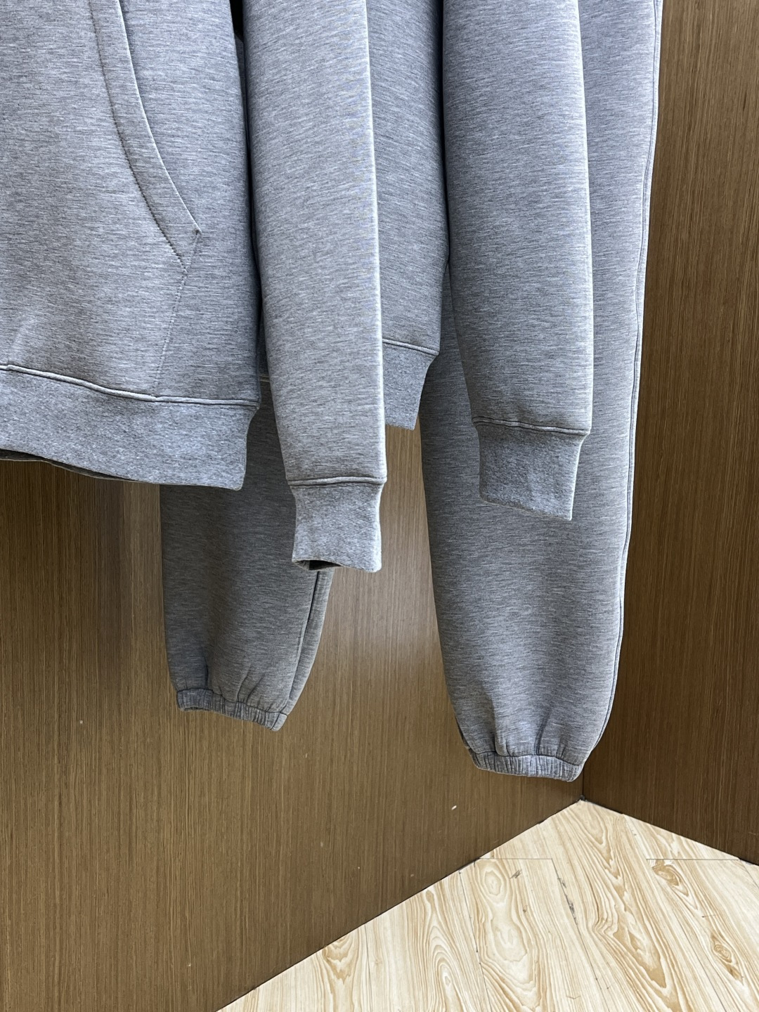 GUCCI 终于挖到GUCCI的宝藏连帽衫了！浅灰色的调调温柔又百搭，刺绣logo恰到好处，不会过分张扬