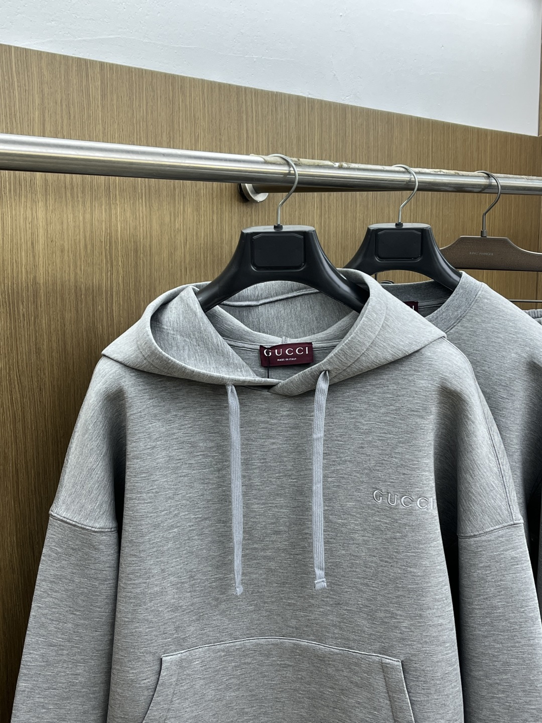 GUCCI 终于挖到GUCCI的宝藏连帽衫了！浅灰色的调调温柔又百搭，刺绣logo恰到好处，不会过分张扬
