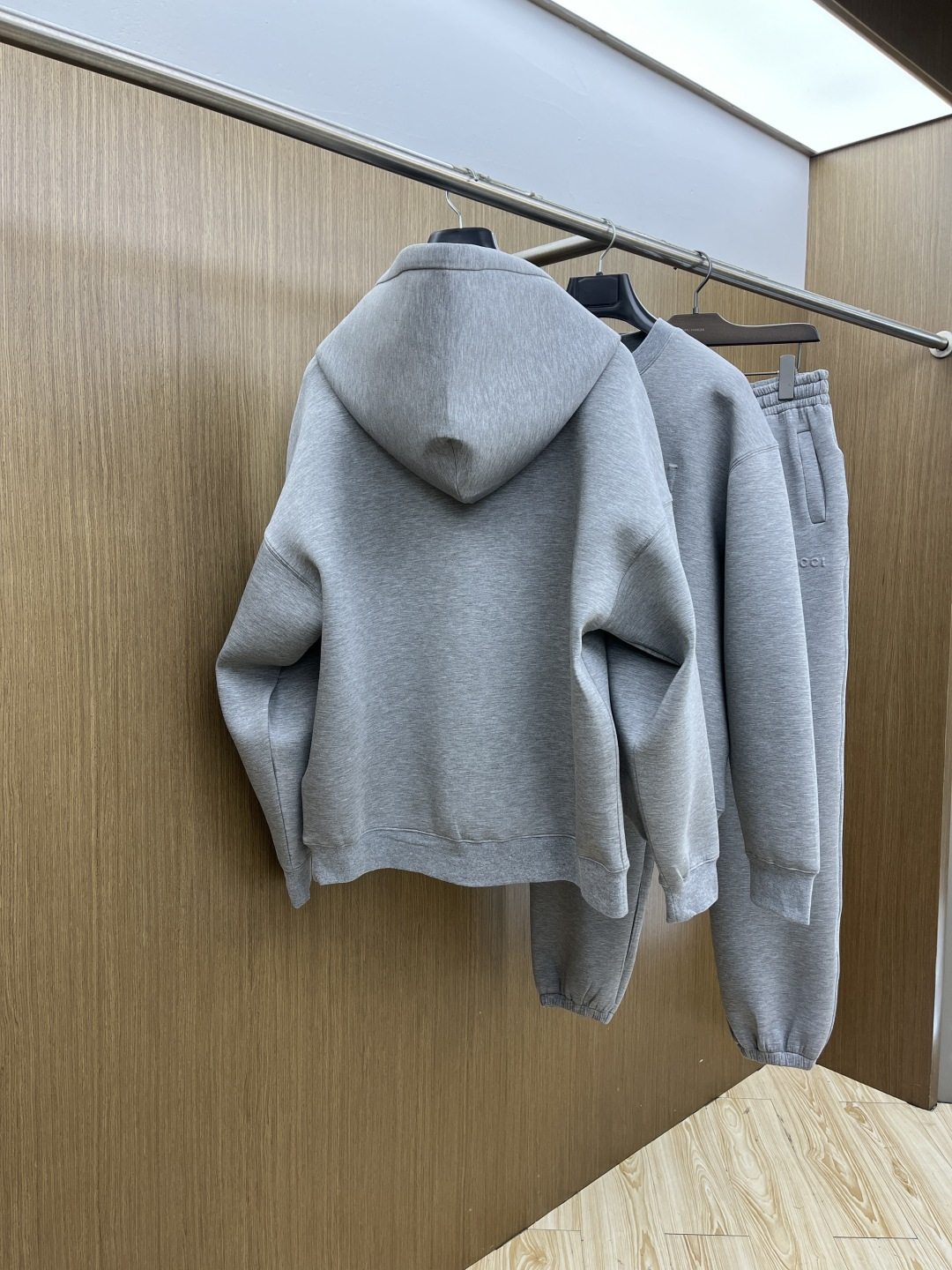 GUCCI 终于挖到GUCCI的宝藏连帽衫了！浅灰色的调调温柔又百搭，刺绣logo恰到好处，不会过分张扬