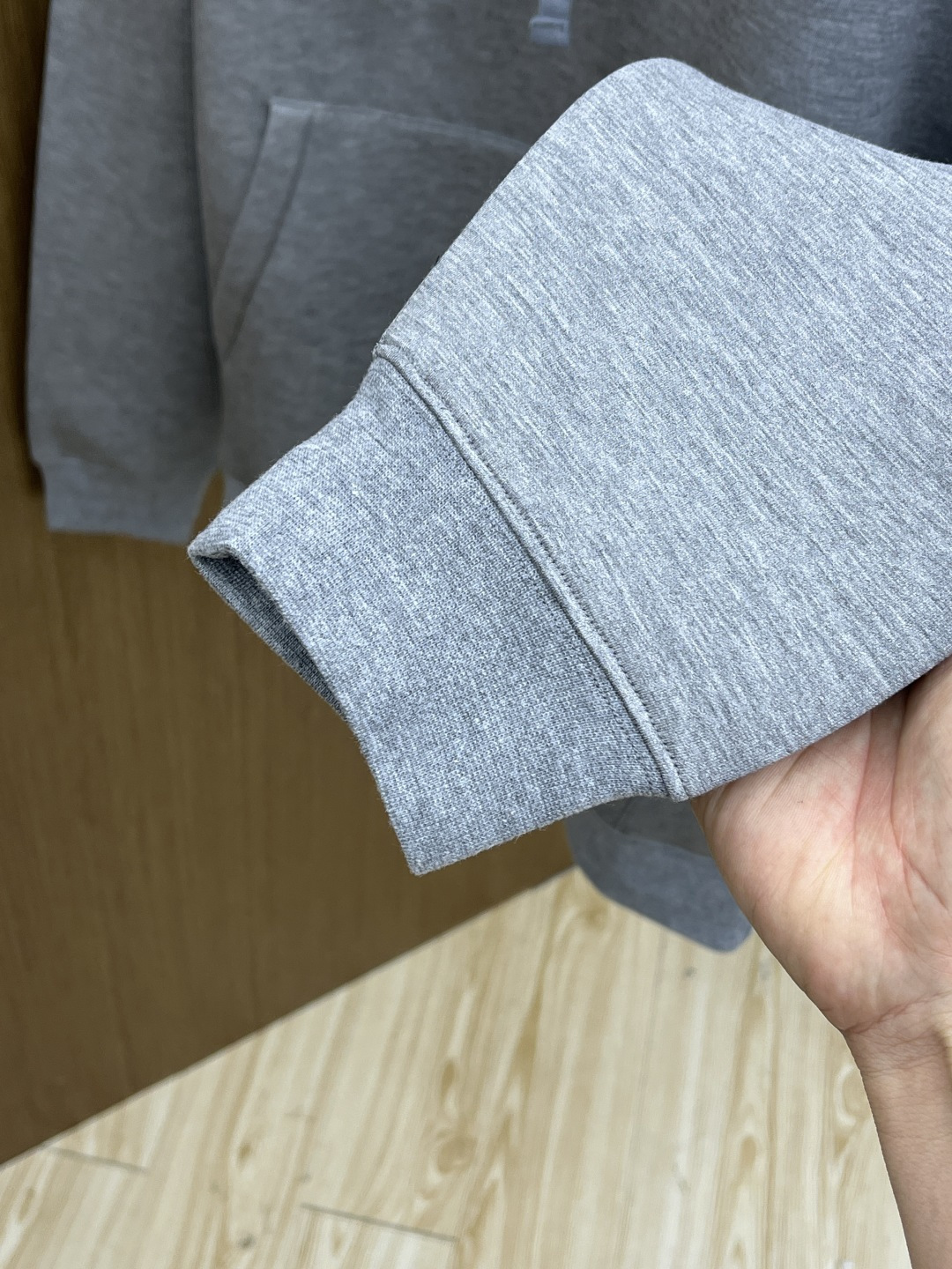 GUCCI 终于挖到GUCCI的宝藏连帽衫了！浅灰色的调调温柔又百搭，刺绣logo恰到好处，不会过分张扬