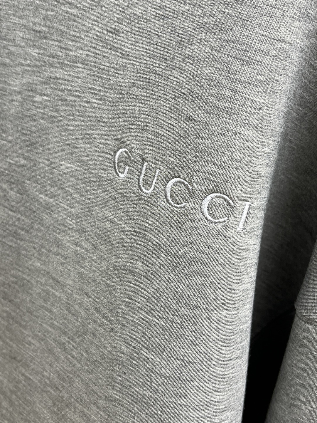 GUCCI 终于挖到GUCCI的宝藏连帽衫了！浅灰色的调调温柔又百搭，刺绣logo恰到好处，不会过分张扬